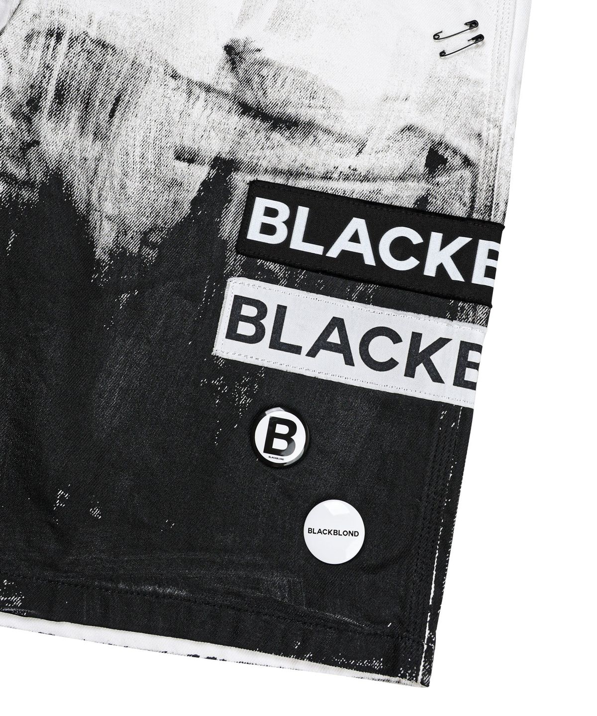 블랙블론드(BLACKBLOND) 비비디 스모크 페인티드 패치 로고 데님 반바지 (화이트)