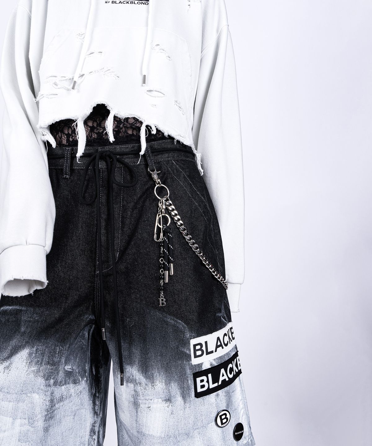 블랙블론드(BLACKBLOND) 비비디 스모크 페인티드 패치 로고 데님 반바지 (블랙)
