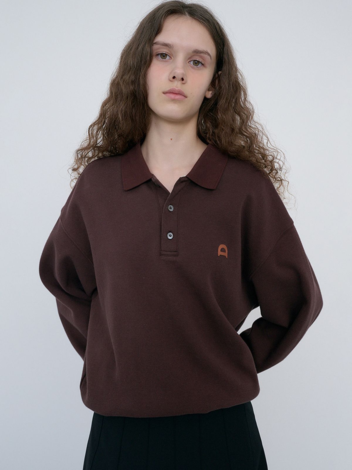 던스트(DUNST) UNISEX LEATHER LOGO COLLARED T-SHIRT_UDTS6C110_BROWN