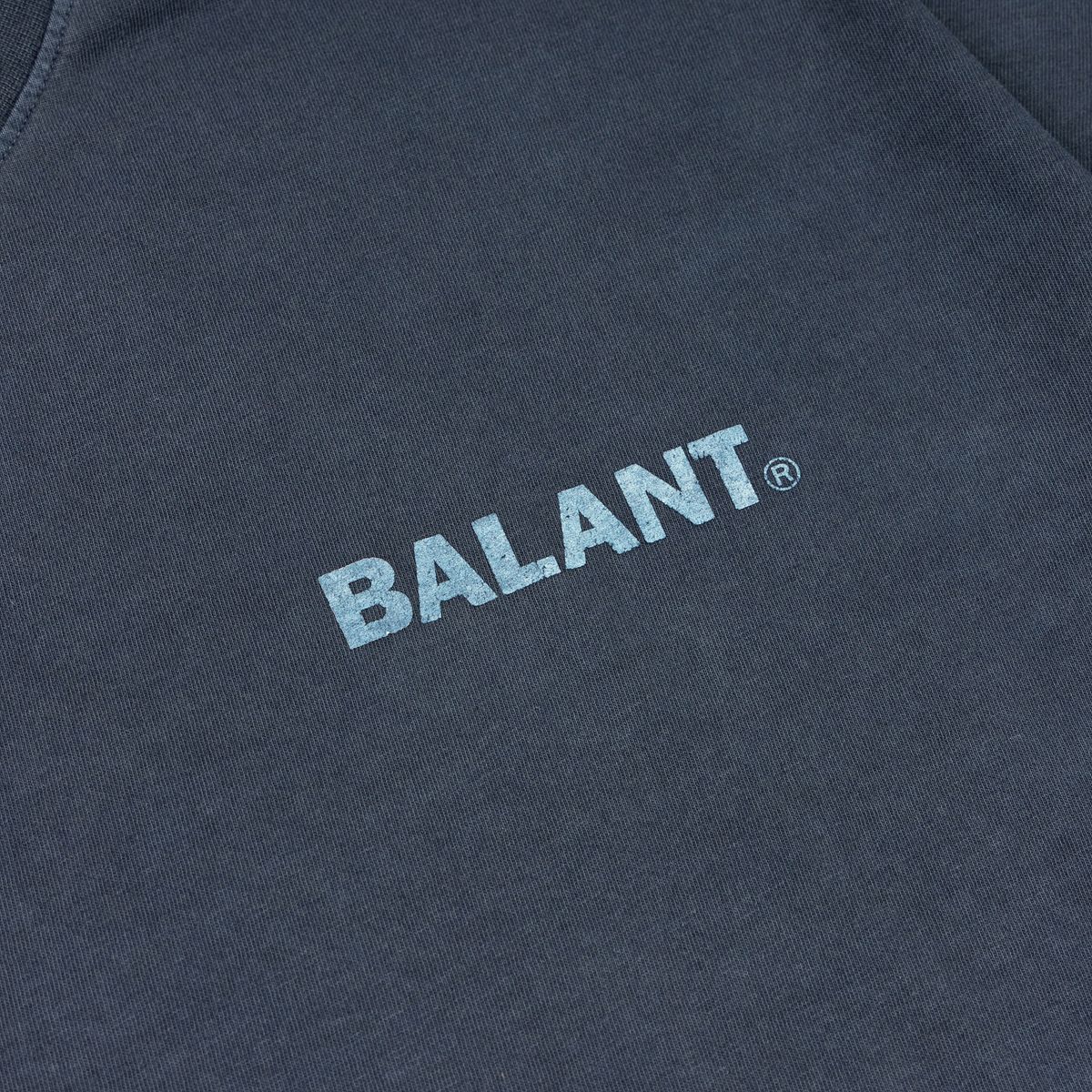 발란트(BALANT) 피그먼트 호프 앤드 패션 티셔츠 - 네이비