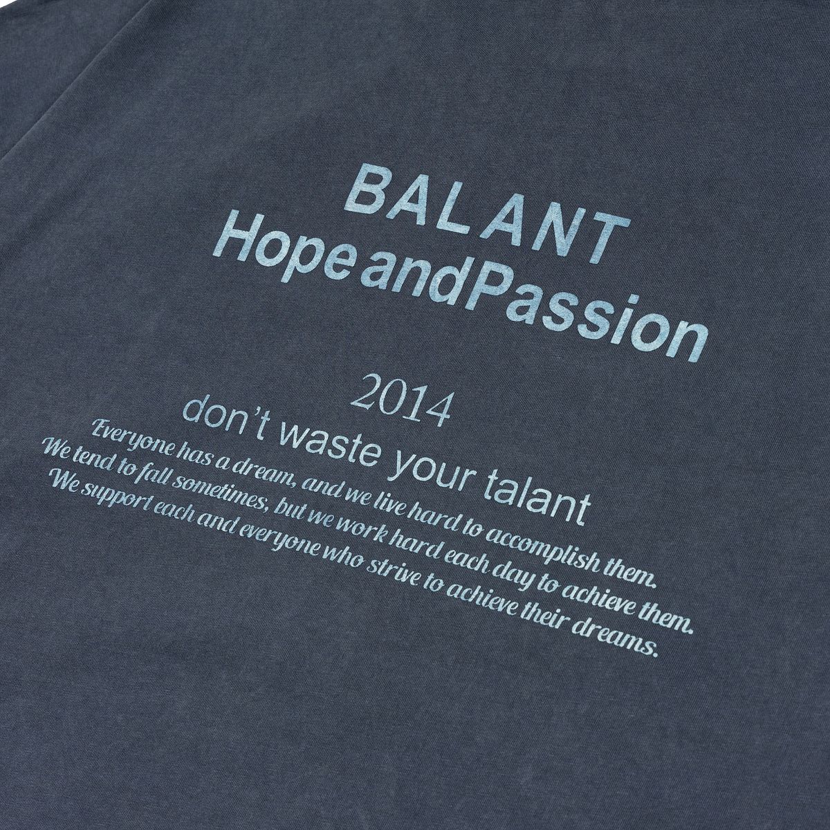 발란트(BALANT) 피그먼트 호프 앤드 패션 티셔츠 - 네이비