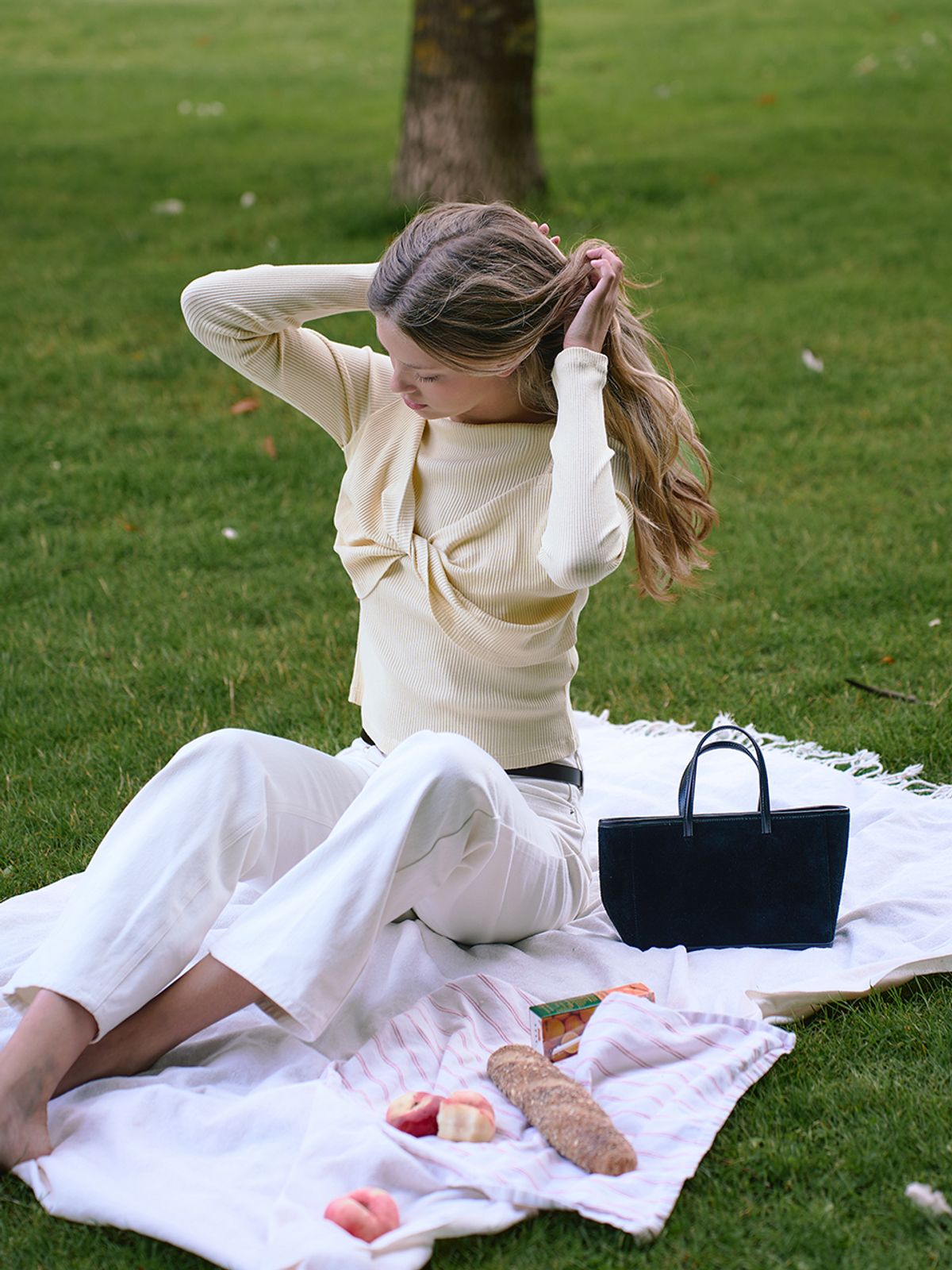 랭앤루(LANGNLU) REGGELLO Twist Detail Top(레젤로)_BUTTER