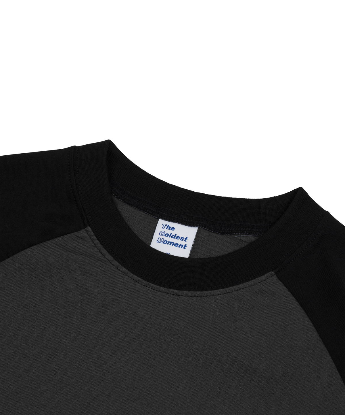 더콜디스트모먼트(THE COLDEST MOMENT) TCM mini logo raglan long sleeve (charcoal/black)