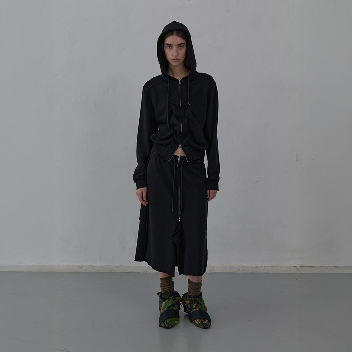 엘씨디씨티엠(LCDC™) SHIRRING DETAIL ZIP-UP HOODIE (BLACK)