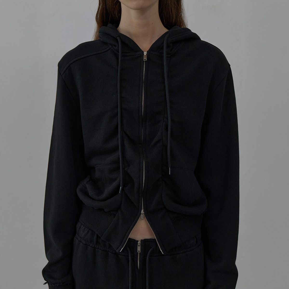 엘씨디씨티엠(LCDC™) SHIRRING DETAIL ZIP-UP HOODIE (BLACK)