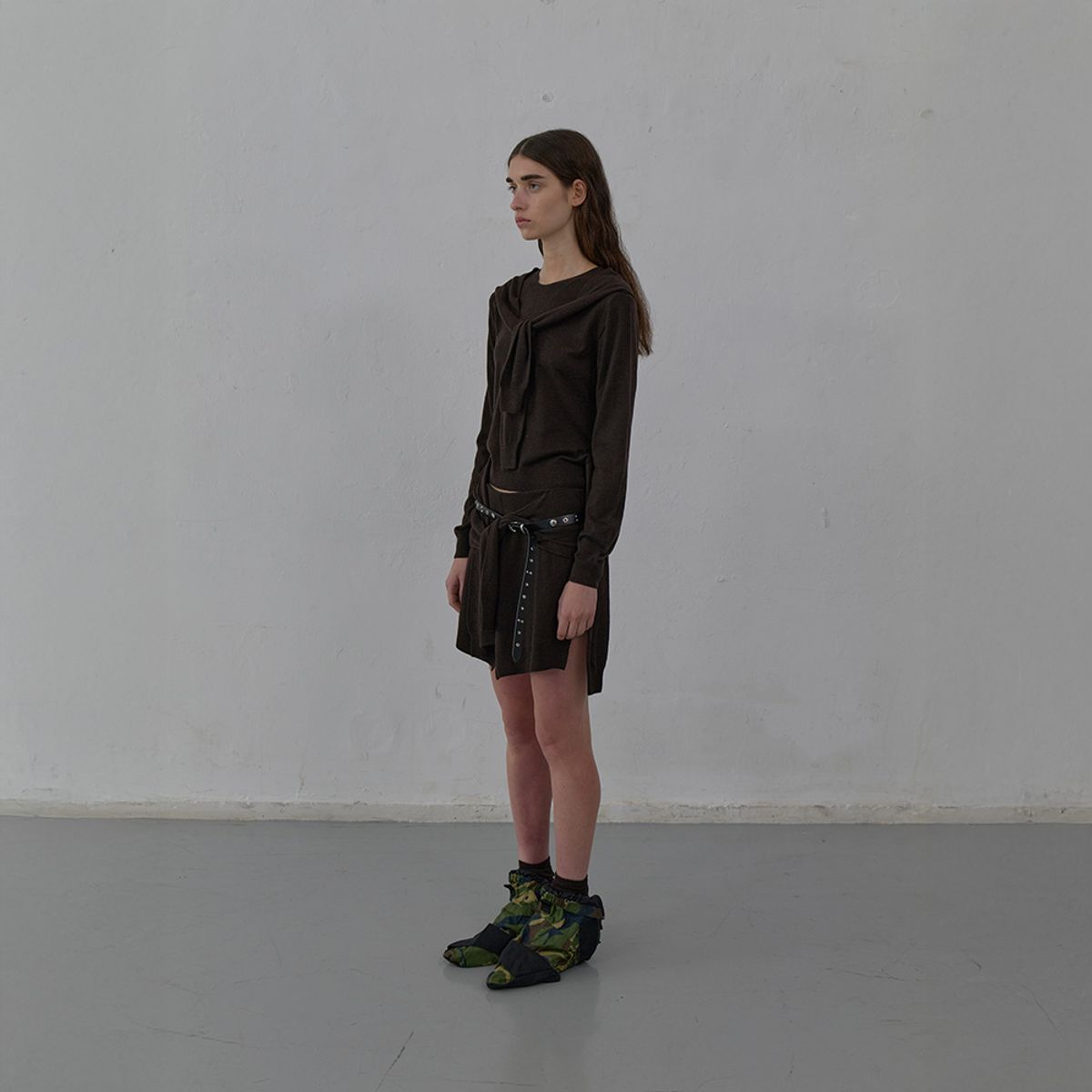 엘씨디씨티엠(LCDC™) TIED DETAIL KNIT TOP (BROWN)