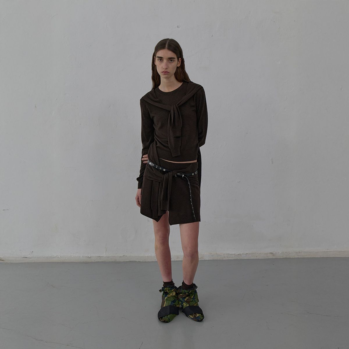 엘씨디씨티엠(LCDC™) TIED DETAIL KNIT TOP (BROWN)