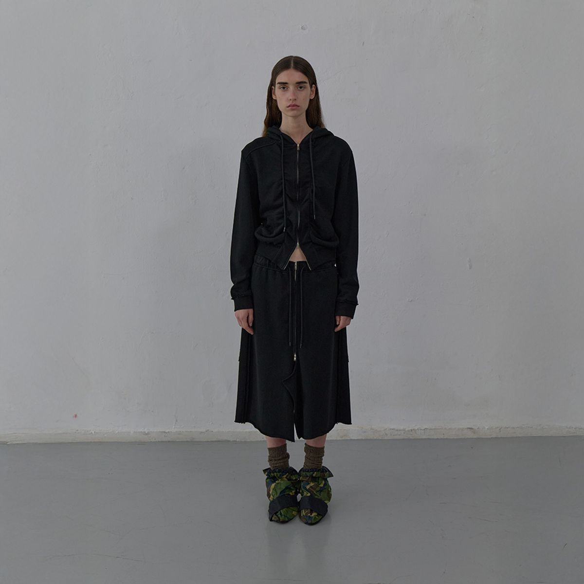 엘씨디씨티엠(LCDC™) RAW CUT DETAIL JERSEY SKIRT (BLACK)