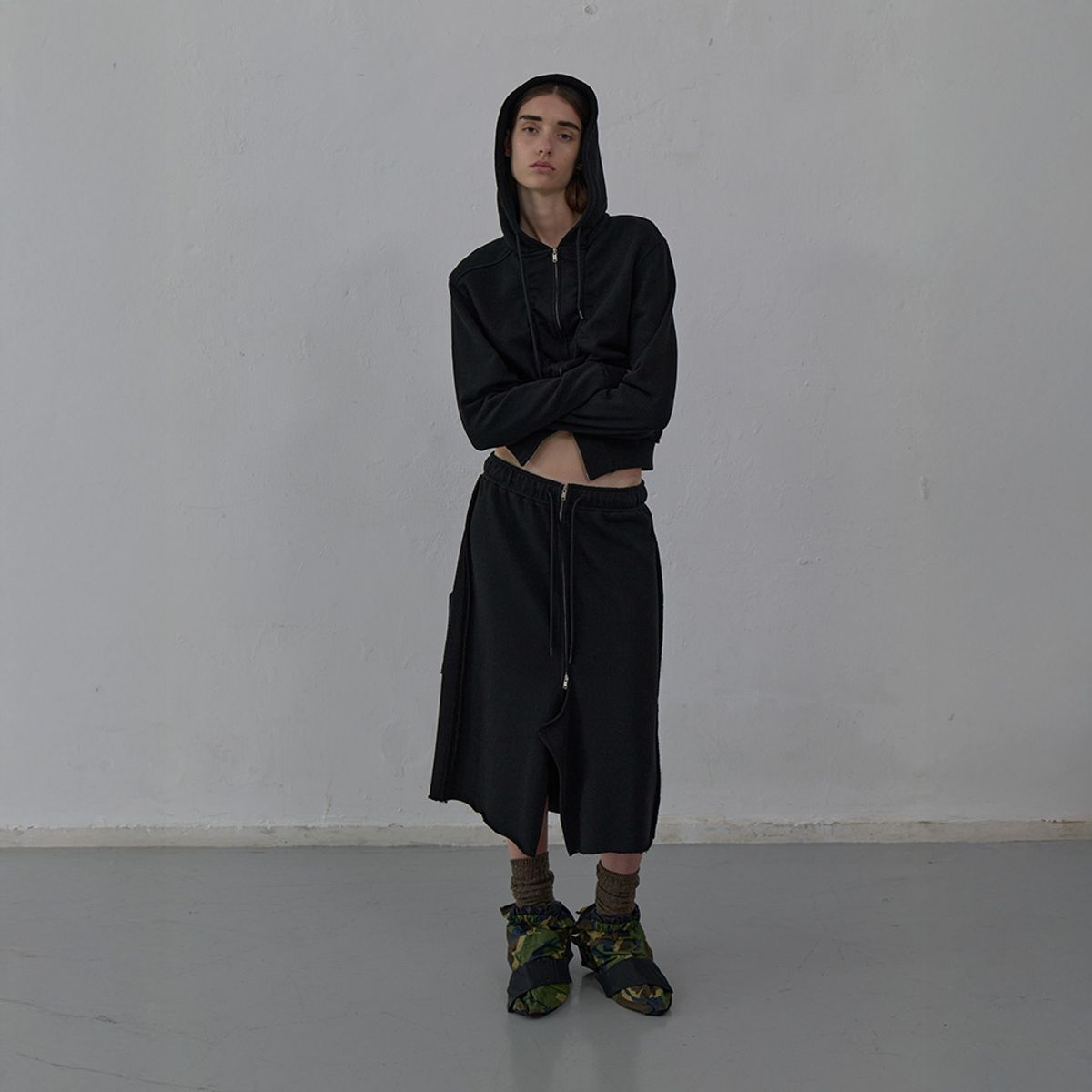 엘씨디씨티엠(LCDC™) RAW CUT DETAIL JERSEY SKIRT (BLACK)