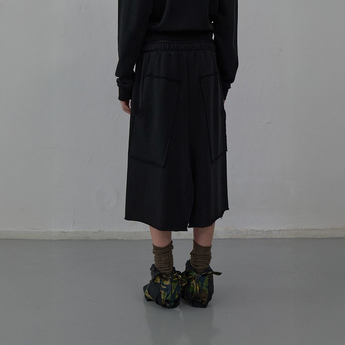 엘씨디씨티엠(LCDC™) RAW CUT DETAIL JERSEY SKIRT (BLACK)