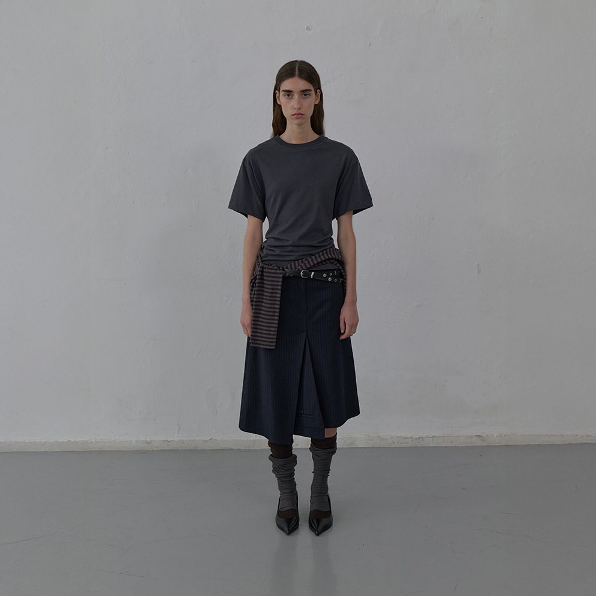 엘씨디씨티엠(LCDC™) STRIPED TAILORED MIDI SKIRT (DARK NAVY)