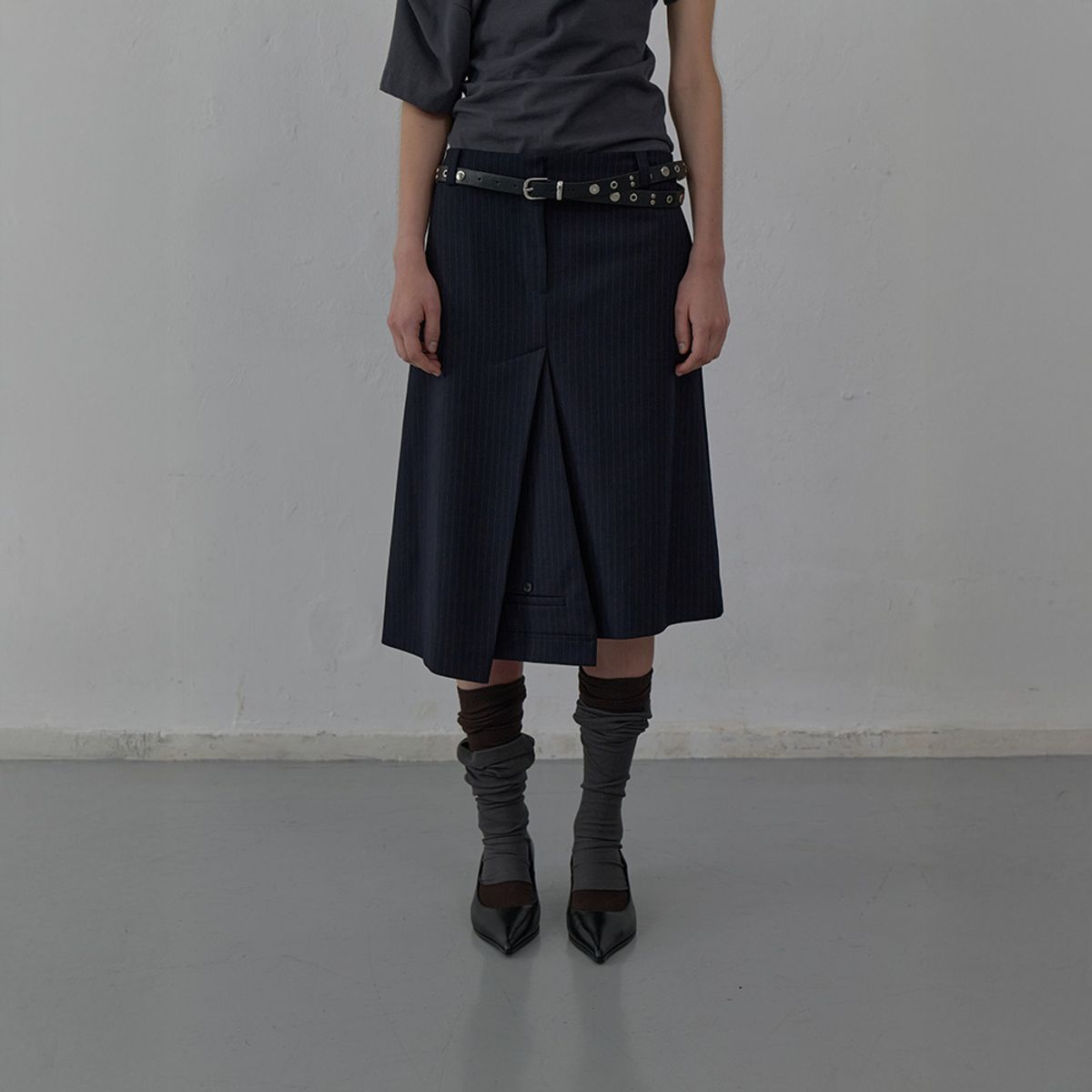 엘씨디씨티엠(LCDC™) STRIPED TAILORED MIDI SKIRT (DARK NAVY)