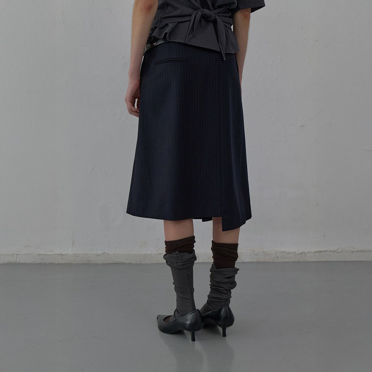 엘씨디씨티엠(LCDC™) STRIPED TAILORED MIDI SKIRT (DARK NAVY)
