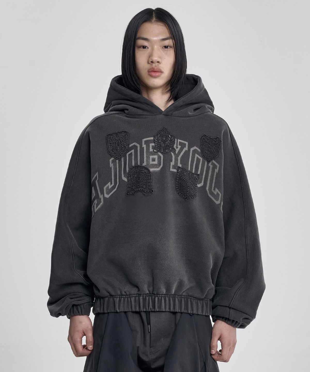 아조바이아조(AJOBYAJO) University Wappen Batwing Hoodie [CHARCOAL]