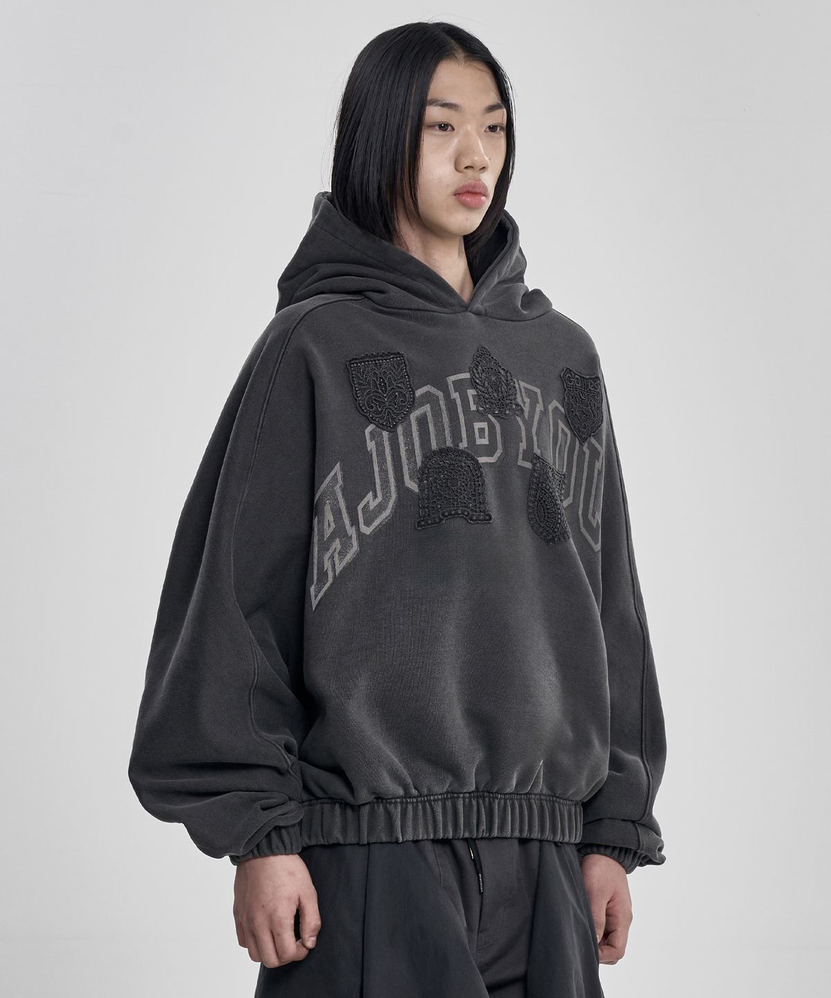 아조바이아조(AJOBYAJO) University Wappen Batwing Hoodie [CHARCOAL]