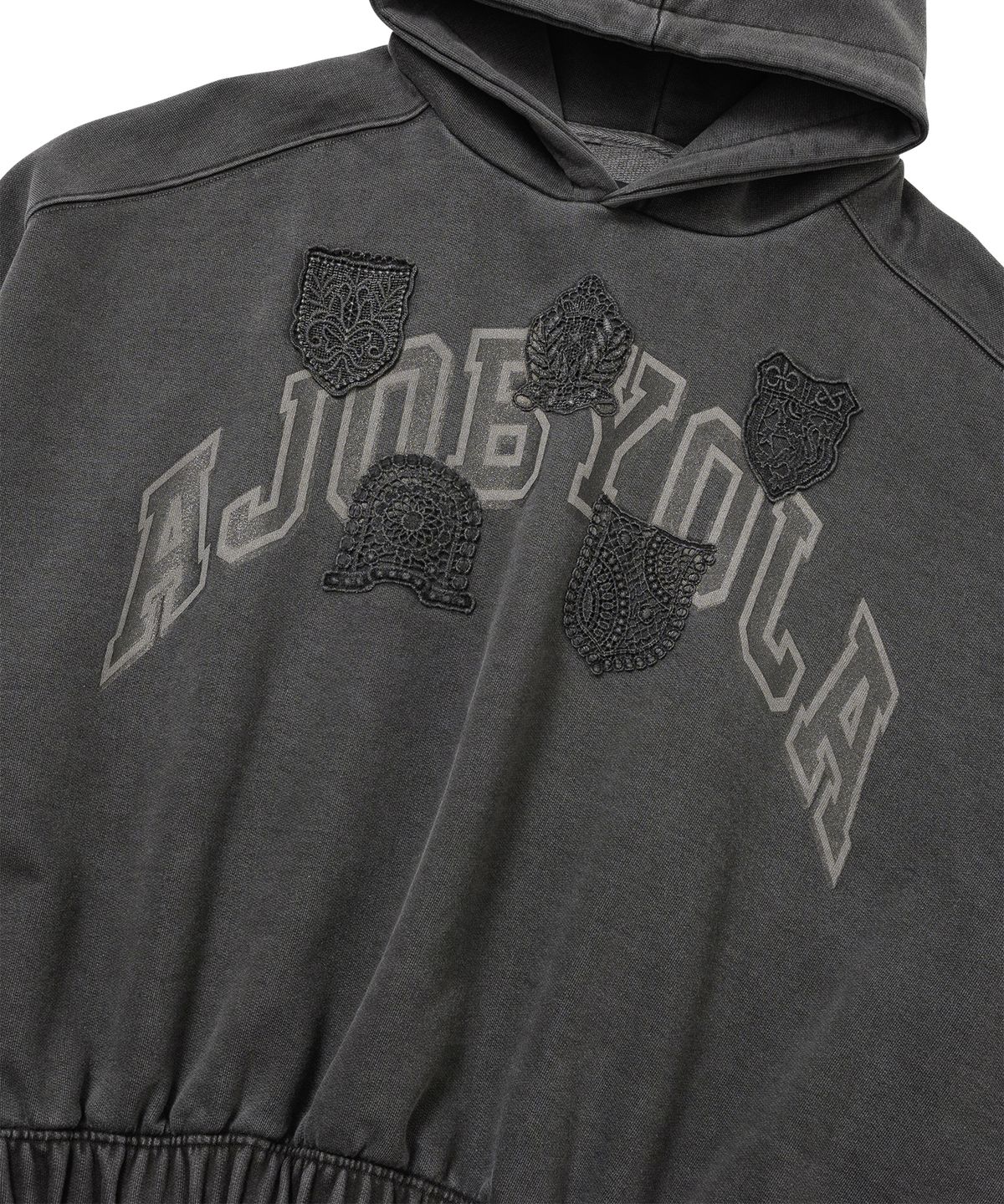 아조바이아조(AJOBYAJO) University Wappen Batwing Hoodie [CHARCOAL]