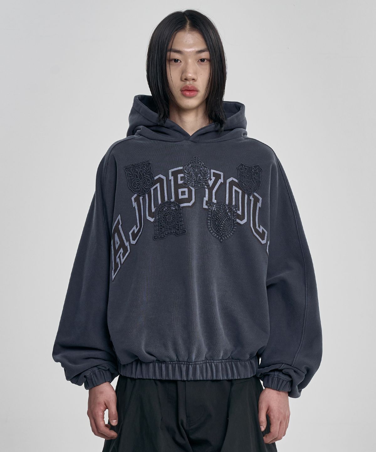 아조바이아조(AJOBYAJO) University Wappen Batwing Hoodie [NAVY]