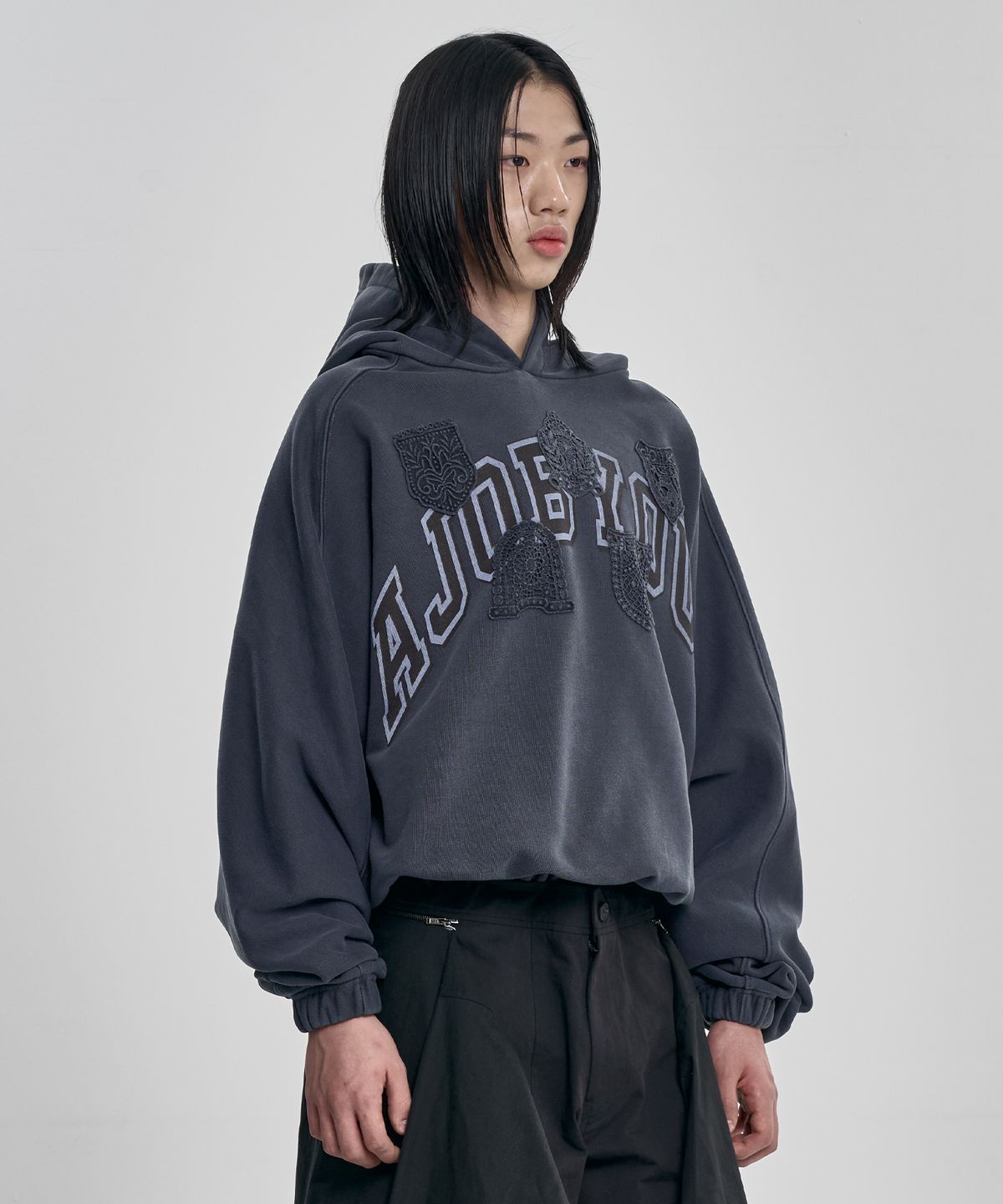 아조바이아조(AJOBYAJO) University Wappen Batwing Hoodie [NAVY]