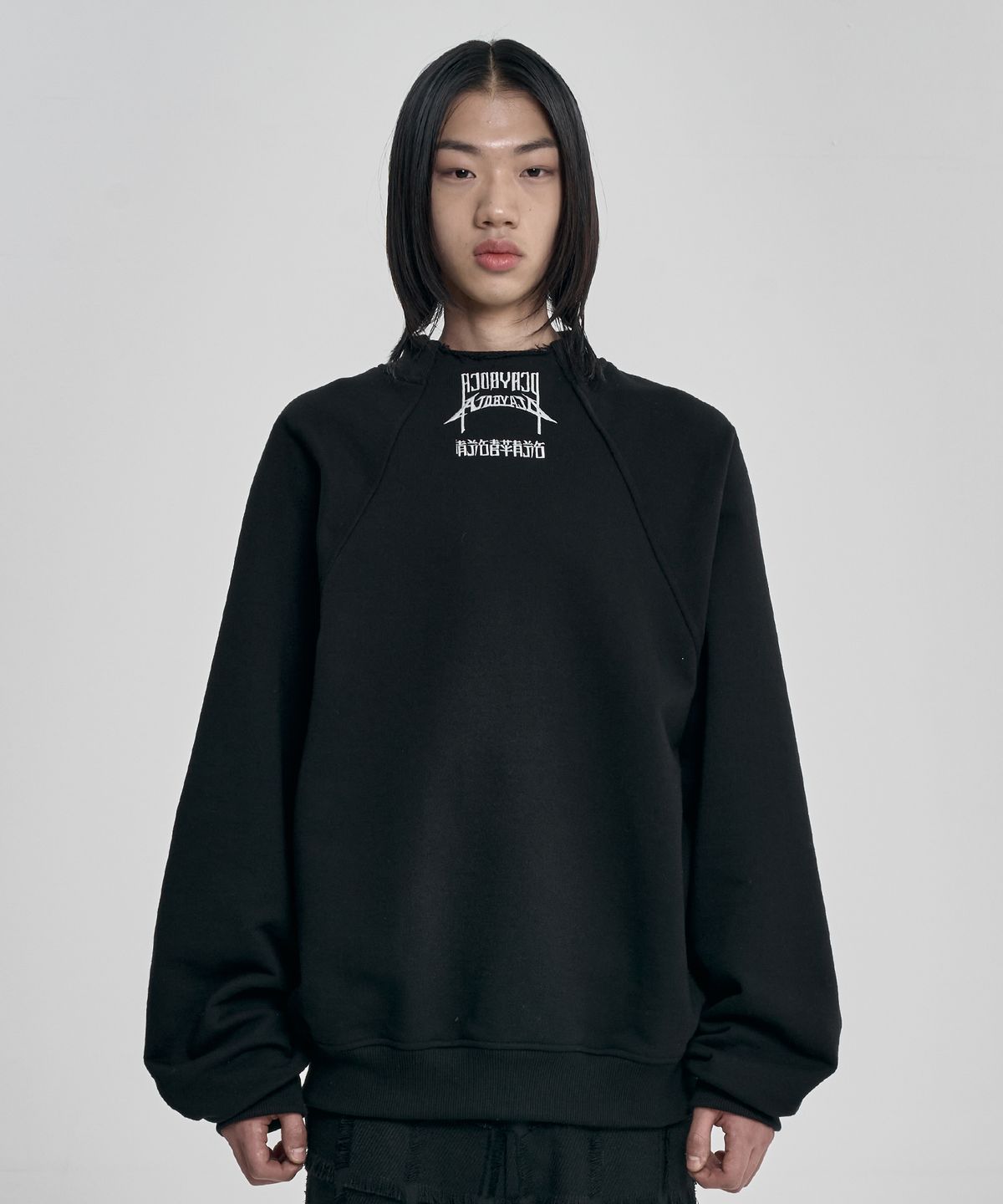 아조바이아조(AJOBYAJO) Raglan High Neck Arch Logo Sweatshirt [BLACK]