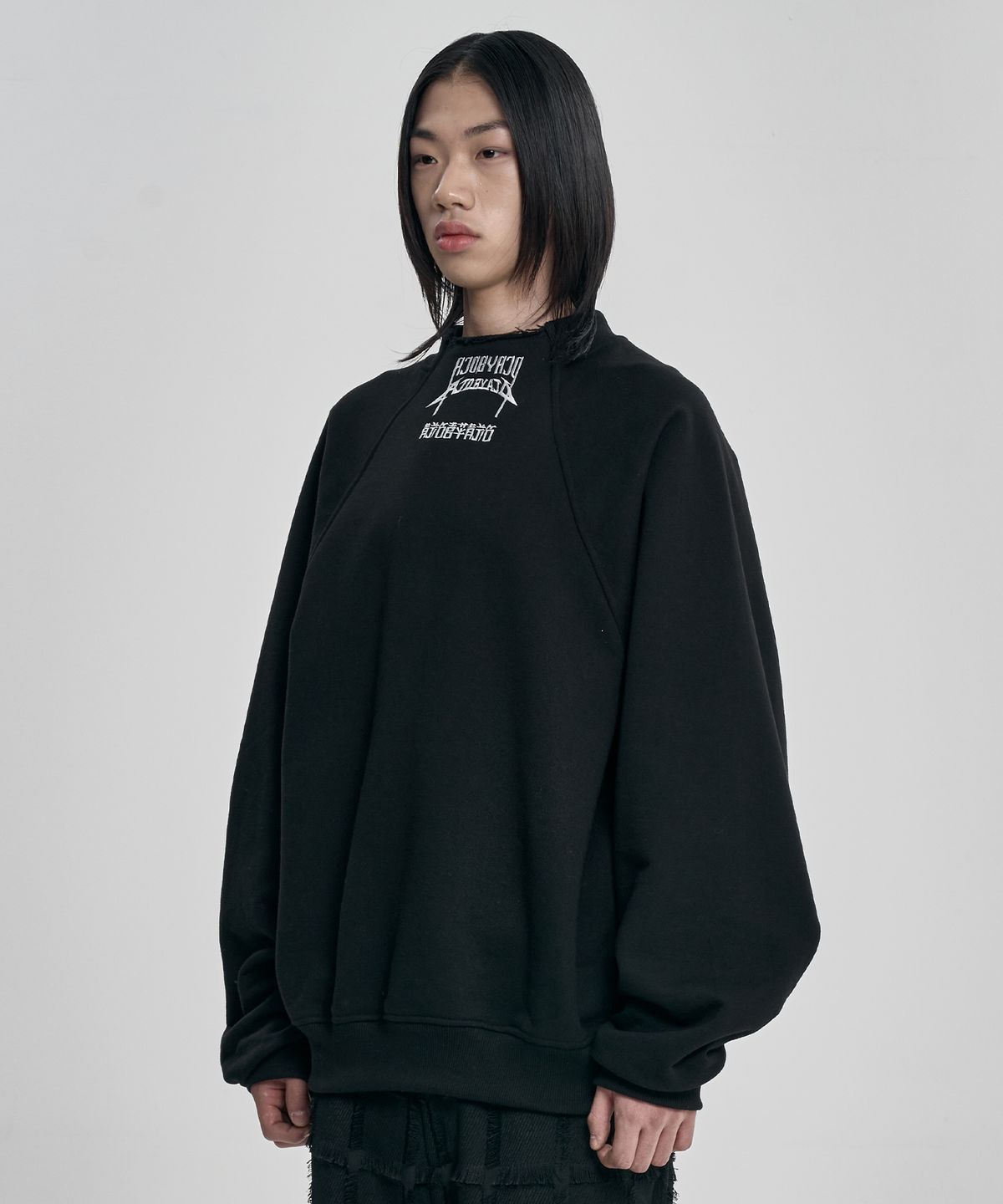 아조바이아조(AJOBYAJO) Raglan High Neck Arch Logo Sweatshirt [BLACK]