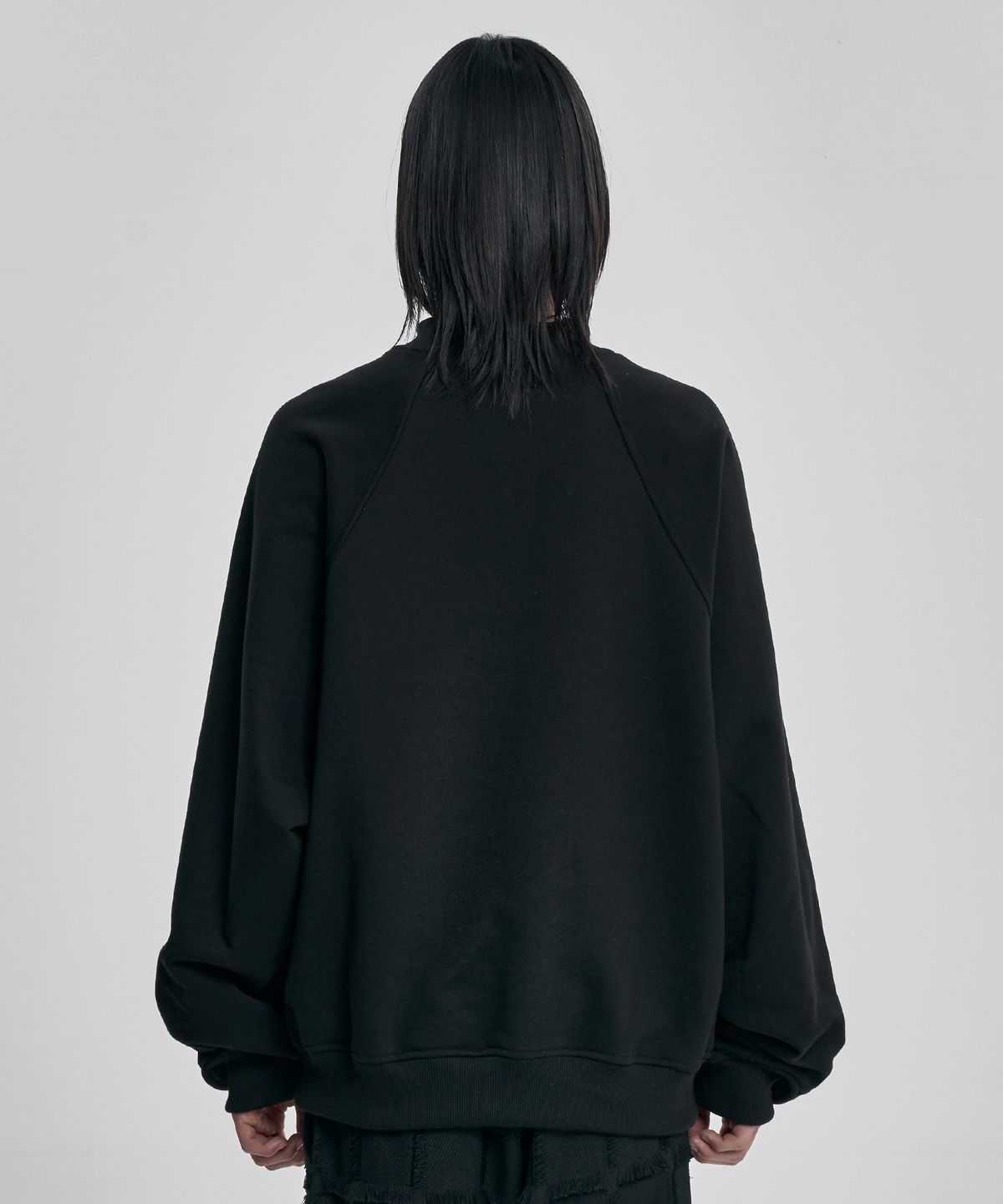 아조바이아조(AJOBYAJO) Raglan High Neck Arch Logo Sweatshirt [BLACK]