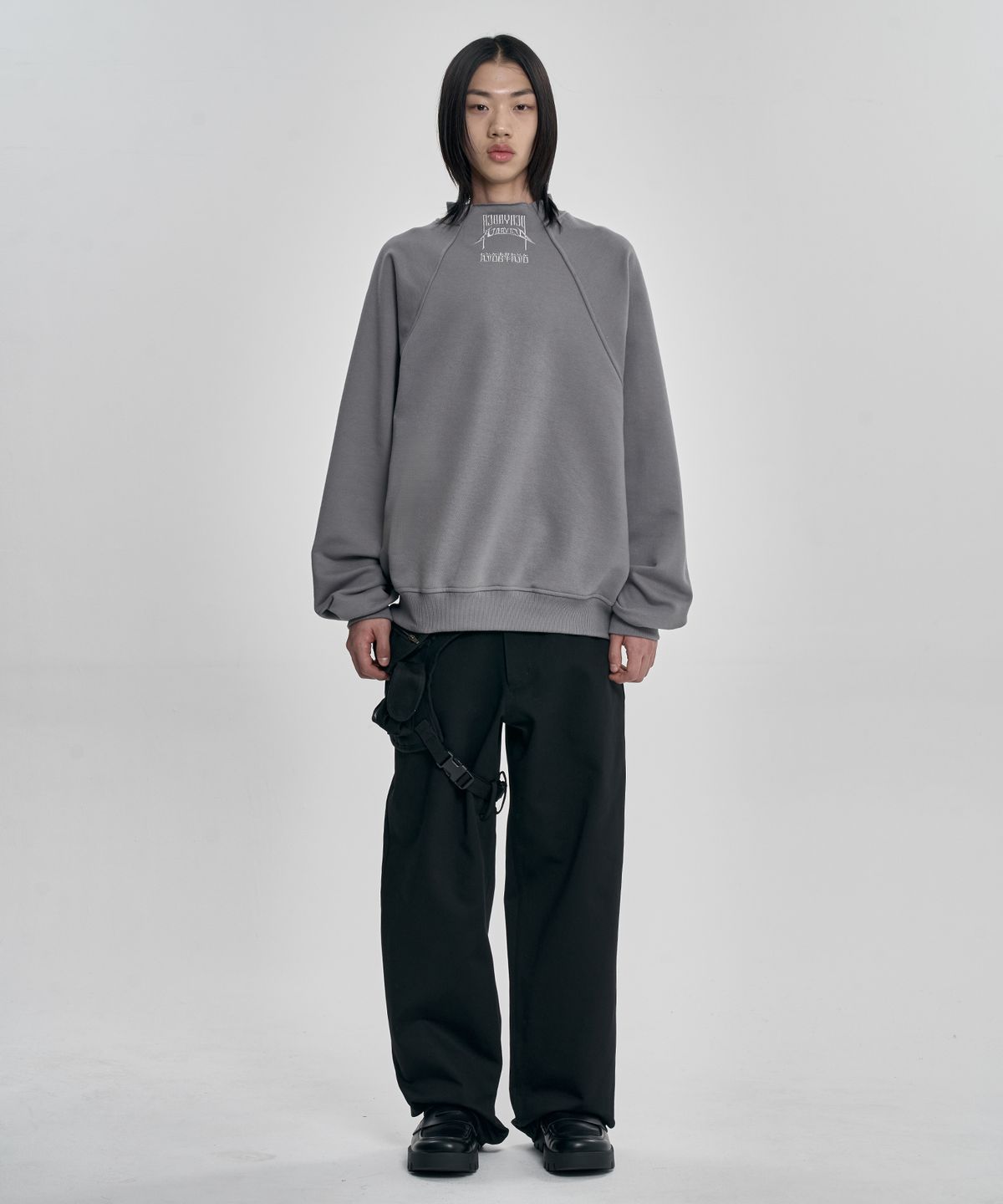 아조바이아조(AJOBYAJO) Raglan High Neck Arch Logo Sweatshirt [GREY]