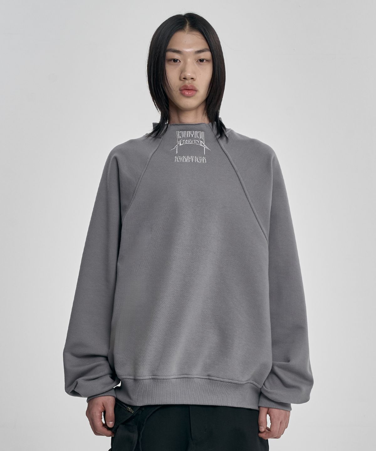 아조바이아조(AJOBYAJO) Raglan High Neck Arch Logo Sweatshirt [GREY]