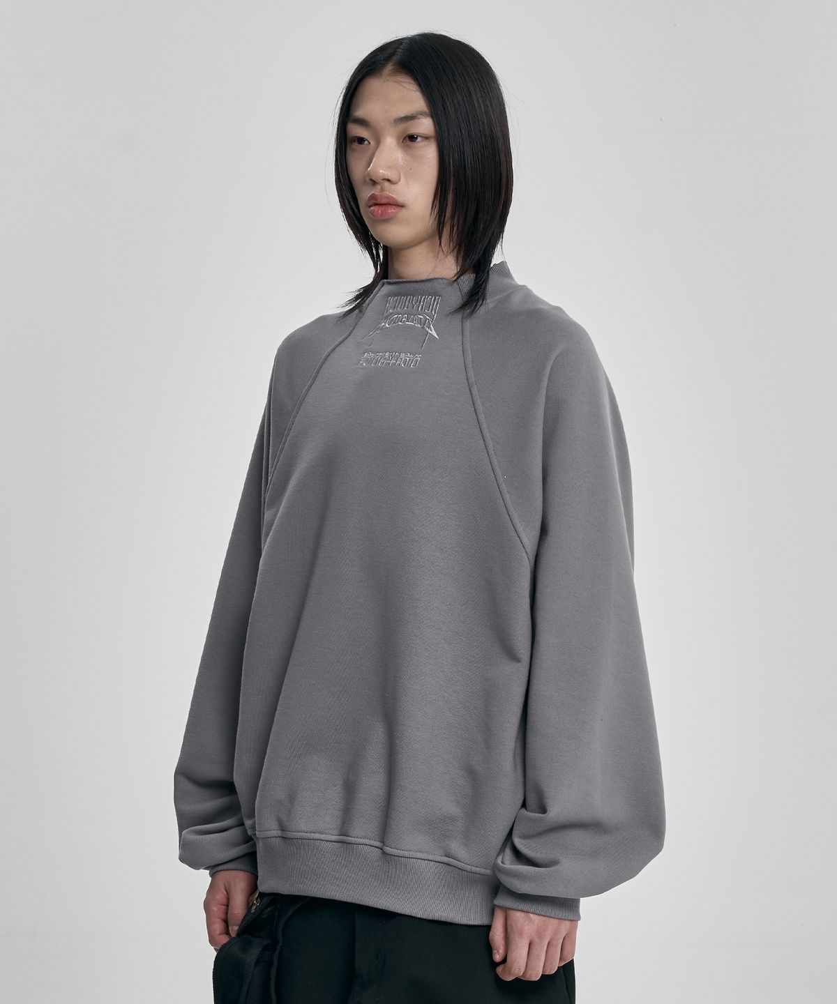 아조바이아조(AJOBYAJO) Raglan High Neck Arch Logo Sweatshirt [GREY]