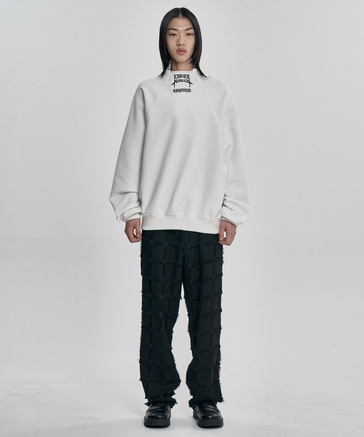 아조바이아조(AJOBYAJO) Raglan High Neck Arch Logo Sweatshirt [WHITE]