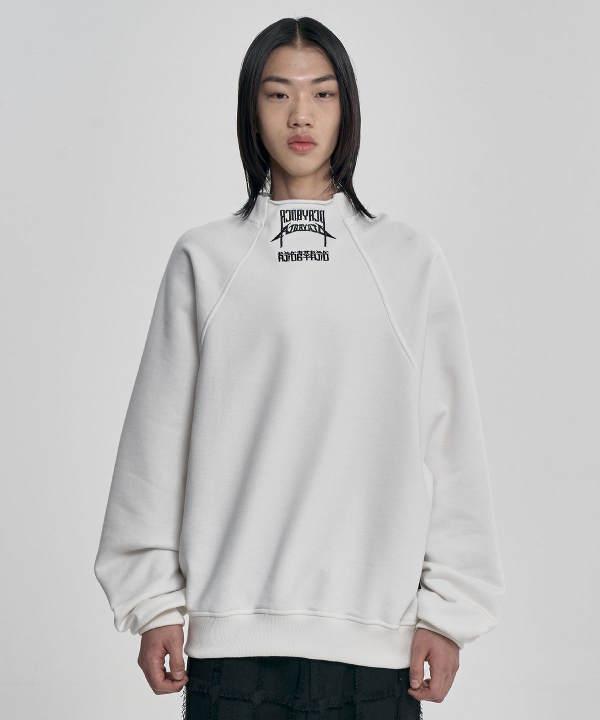 아조바이아조(AJOBYAJO) Raglan High Neck Arch Logo Sweatshirt [WHITE]