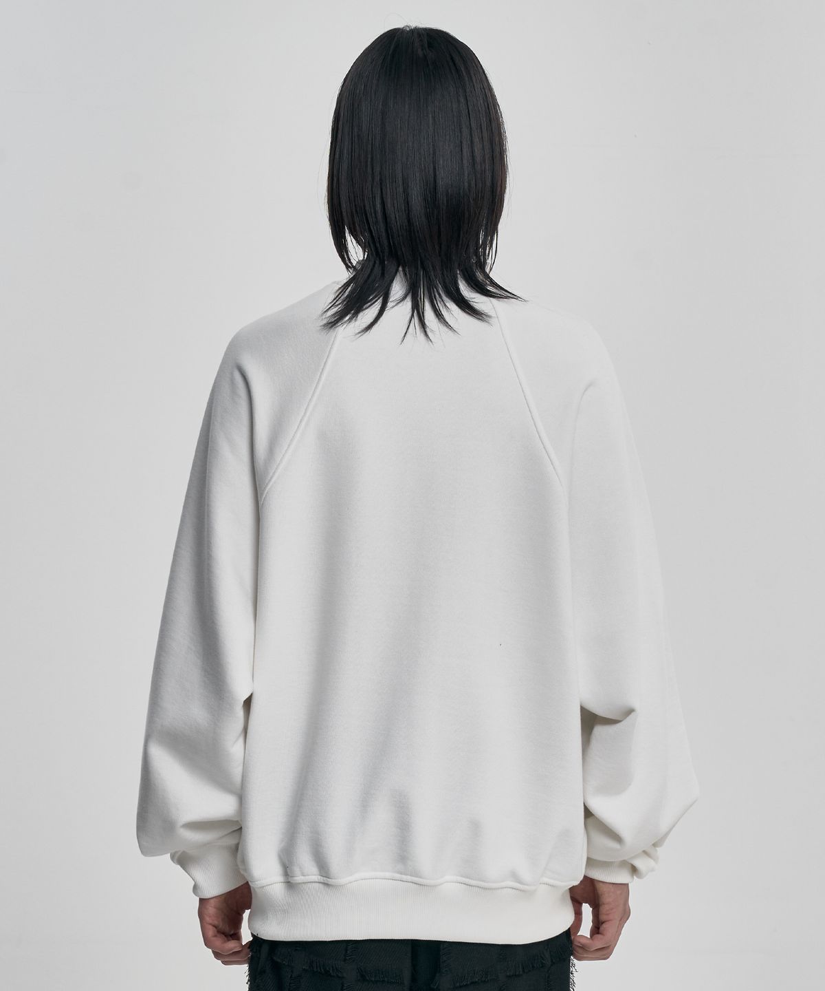 아조바이아조(AJOBYAJO) Raglan High Neck Arch Logo Sweatshirt [WHITE]