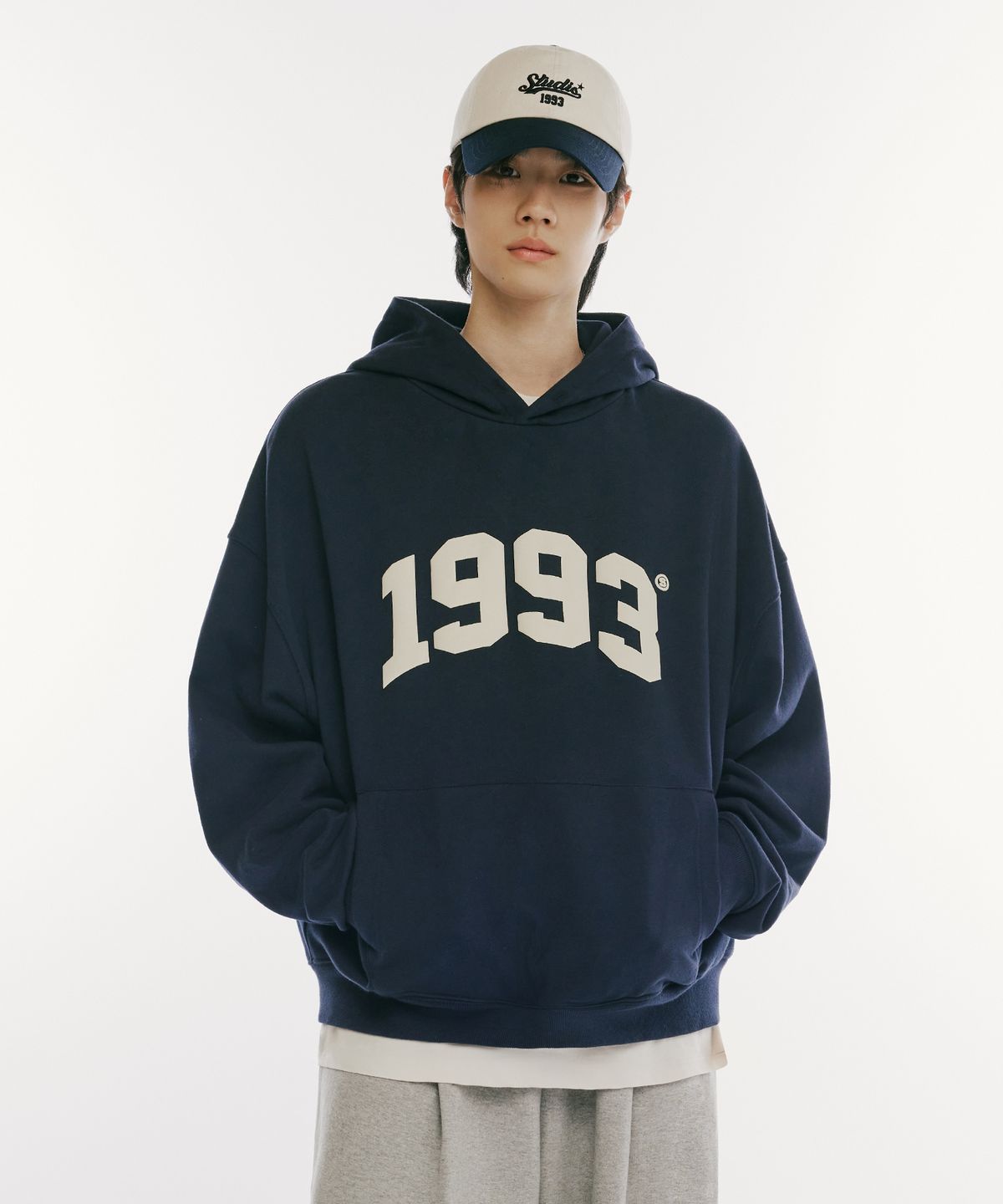 1993스튜디오(1993STUDIO) 1993 아치 로고 후드_네이비
