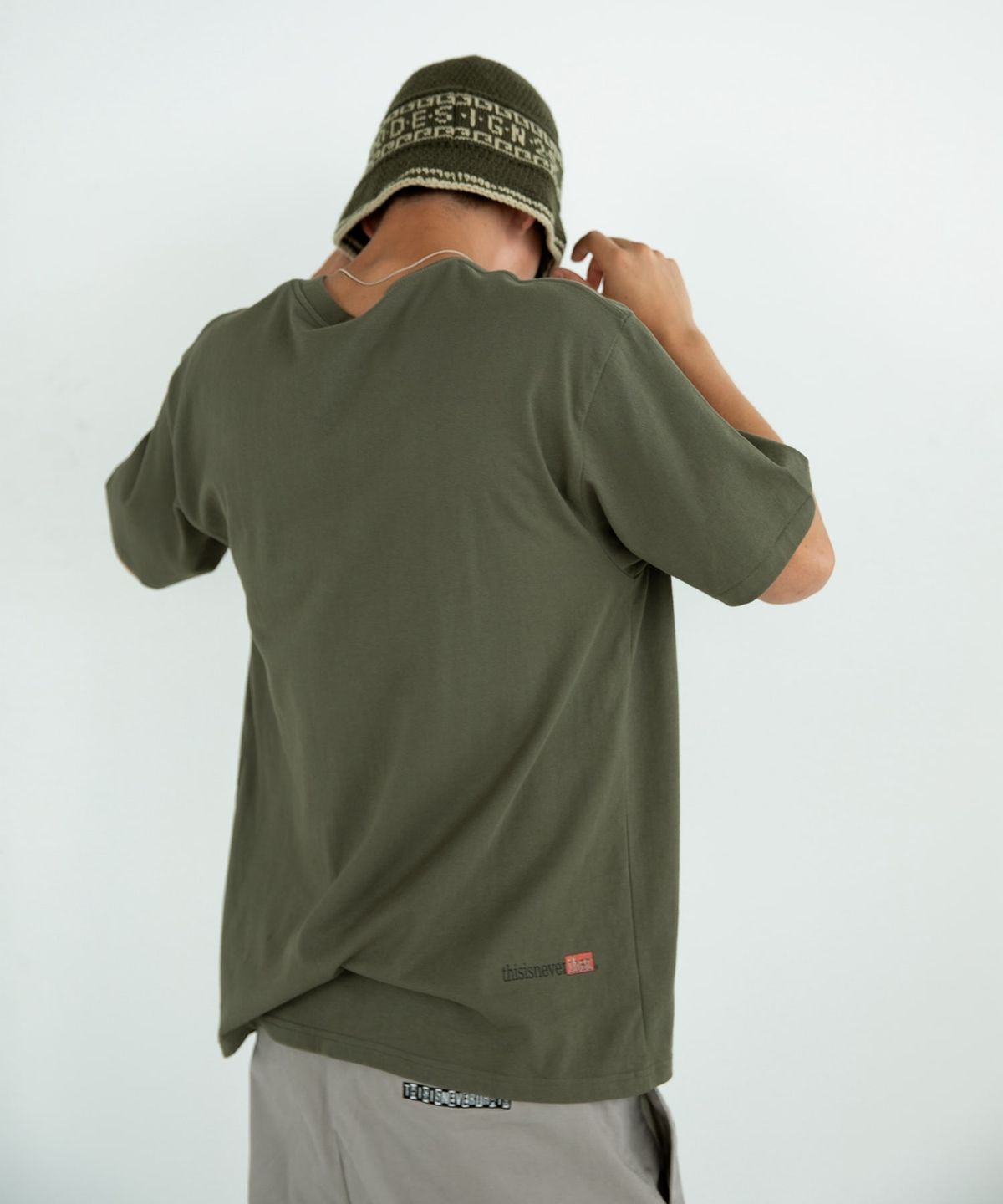 디스이즈네버댓(THISISNEVERTHAT) that Glitched Logo Tee Olive