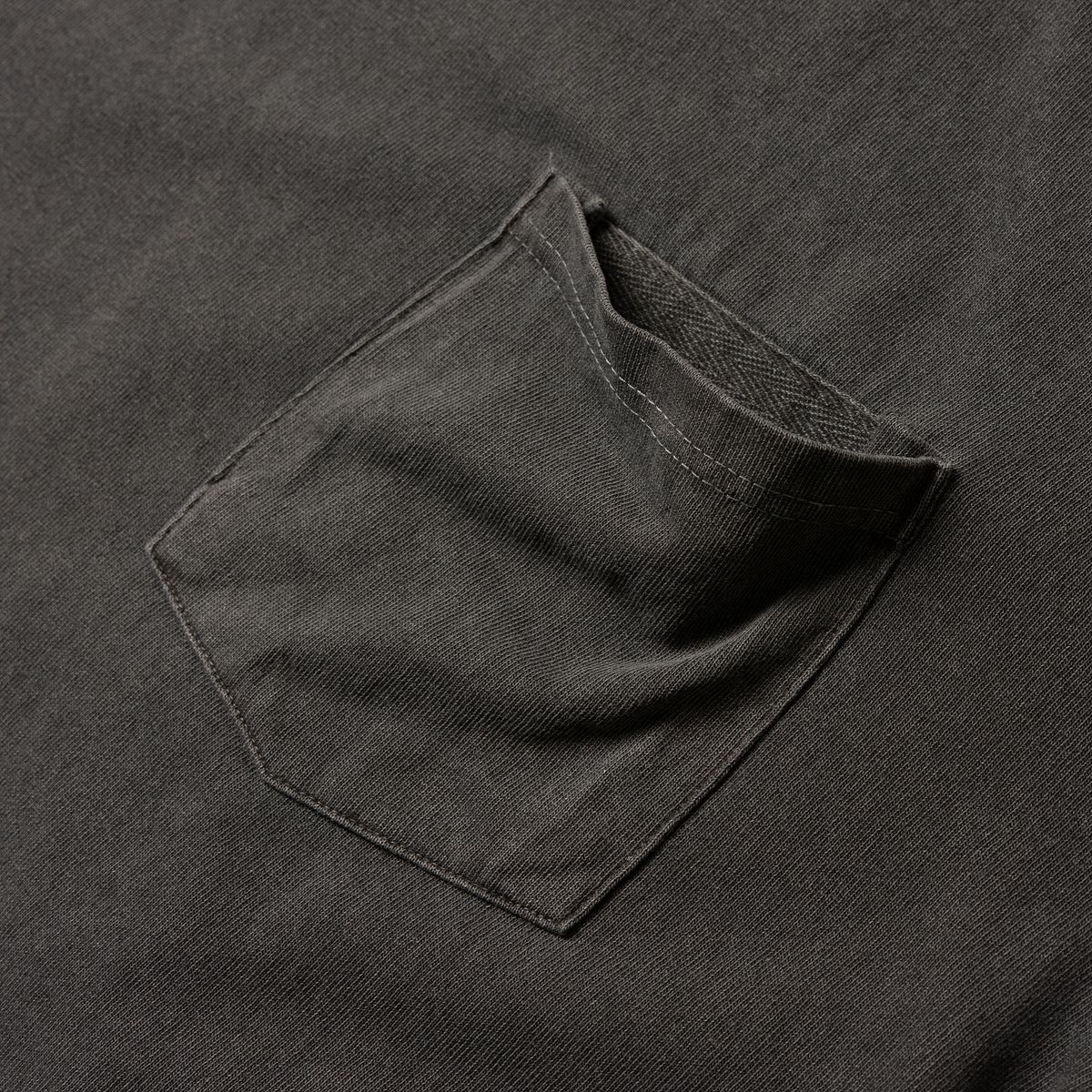 발란트(BALANT) 피그먼트 인 포켓 미니슬로건 티셔츠 - 다크그레이