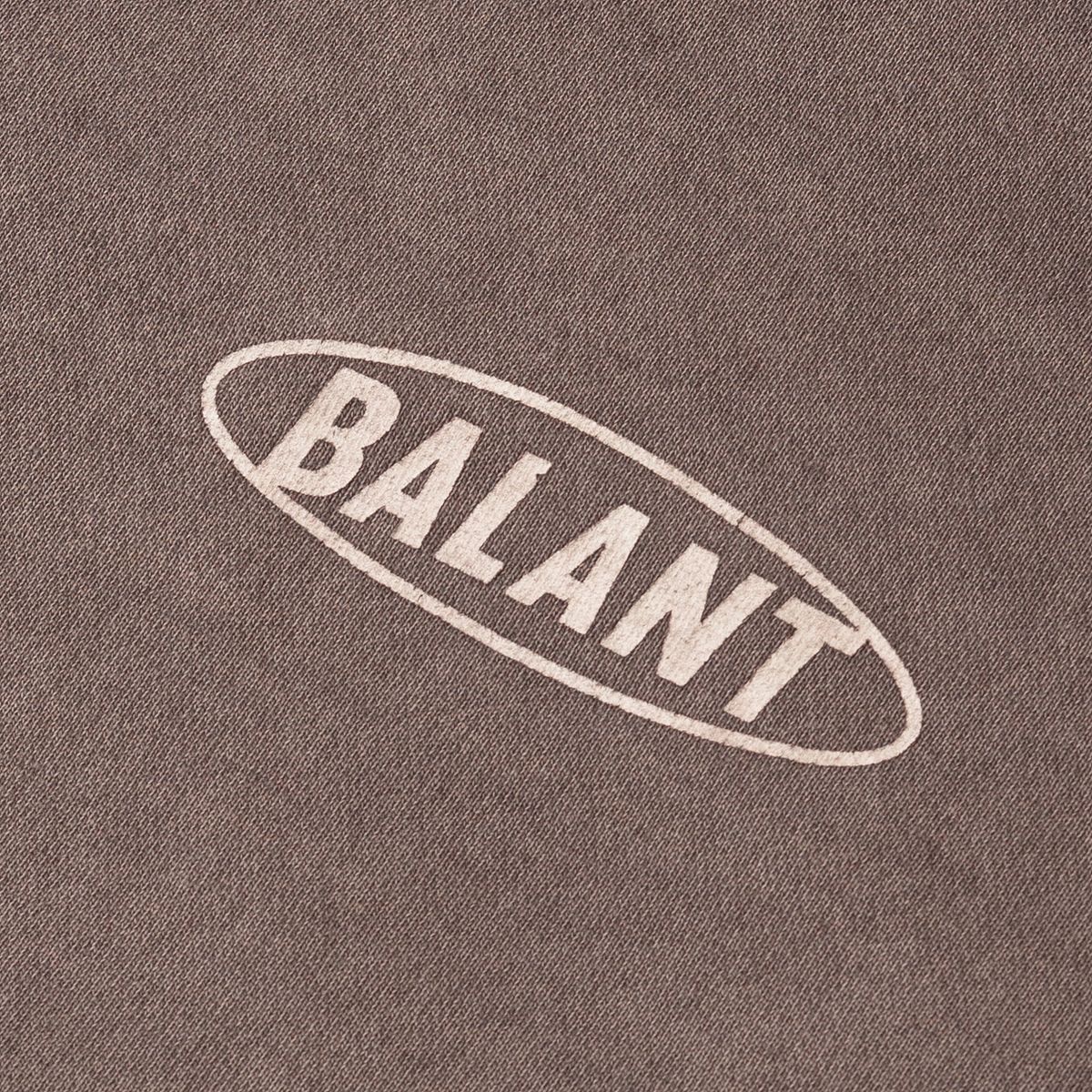 발란트(BALANT) 피그먼트 웨잇인온 이슈 스웨이트셔츠 - 브라운