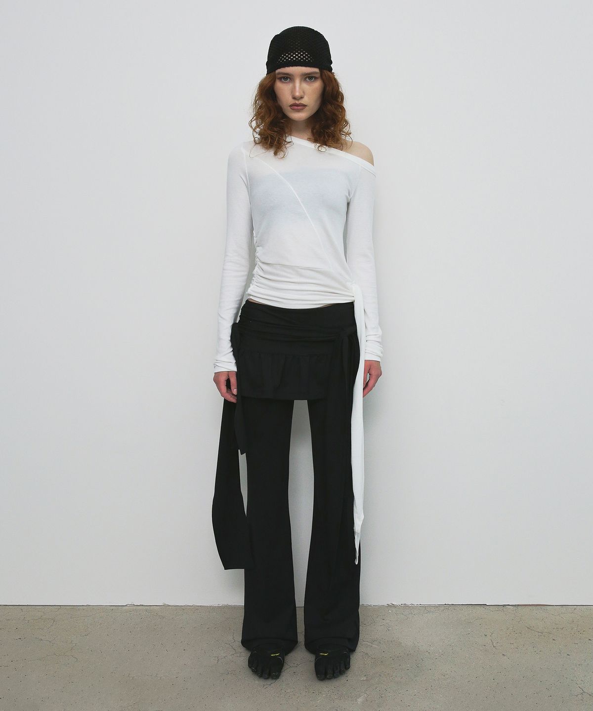 샌드릭(SANDRIC) ONE SHOULDER UNBALANCED STRAP T-SHIRT_IVORY