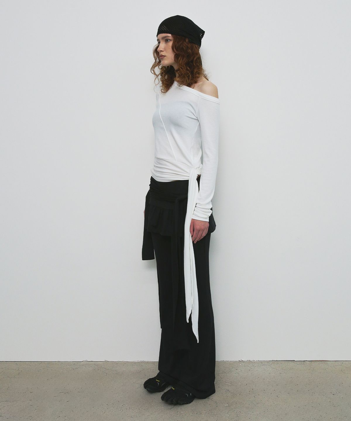 샌드릭(SANDRIC) ONE SHOULDER UNBALANCED STRAP T-SHIRT_IVORY