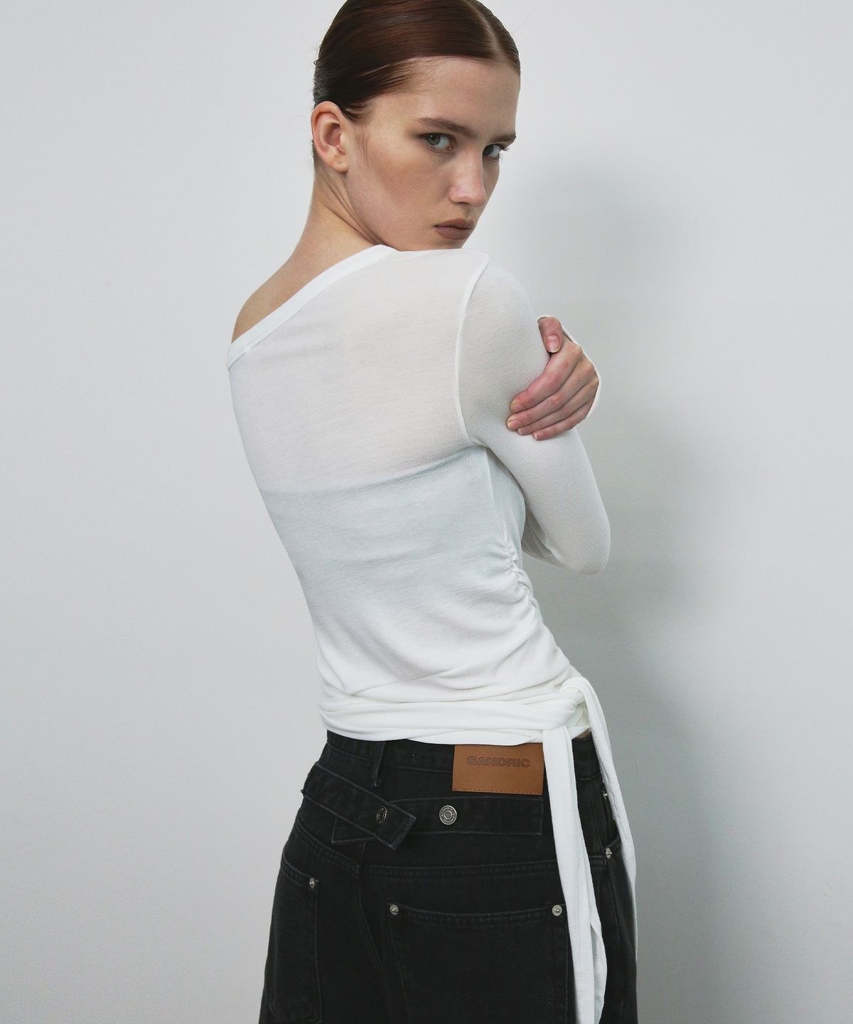 샌드릭(SANDRIC) ONE SHOULDER UNBALANCED STRAP T-SHIRT_IVORY