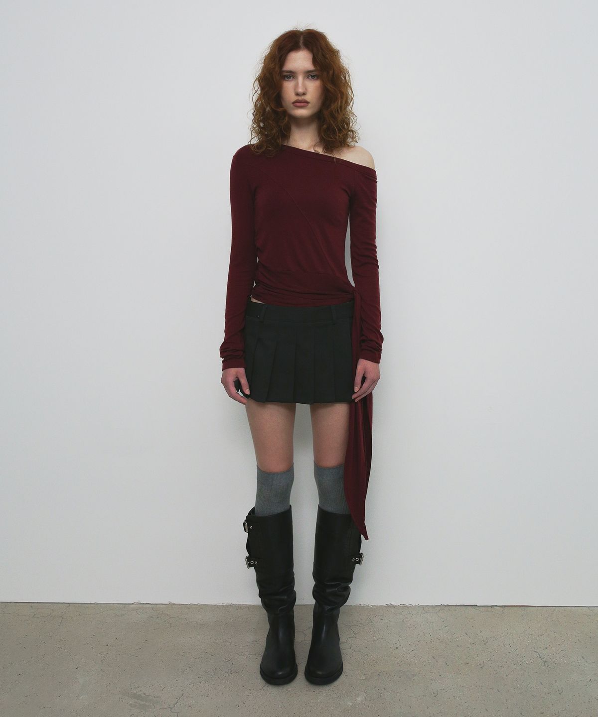 샌드릭(SANDRIC) ONE SHOULDER UNBALANCED STRAP T-SHIRT_WINE