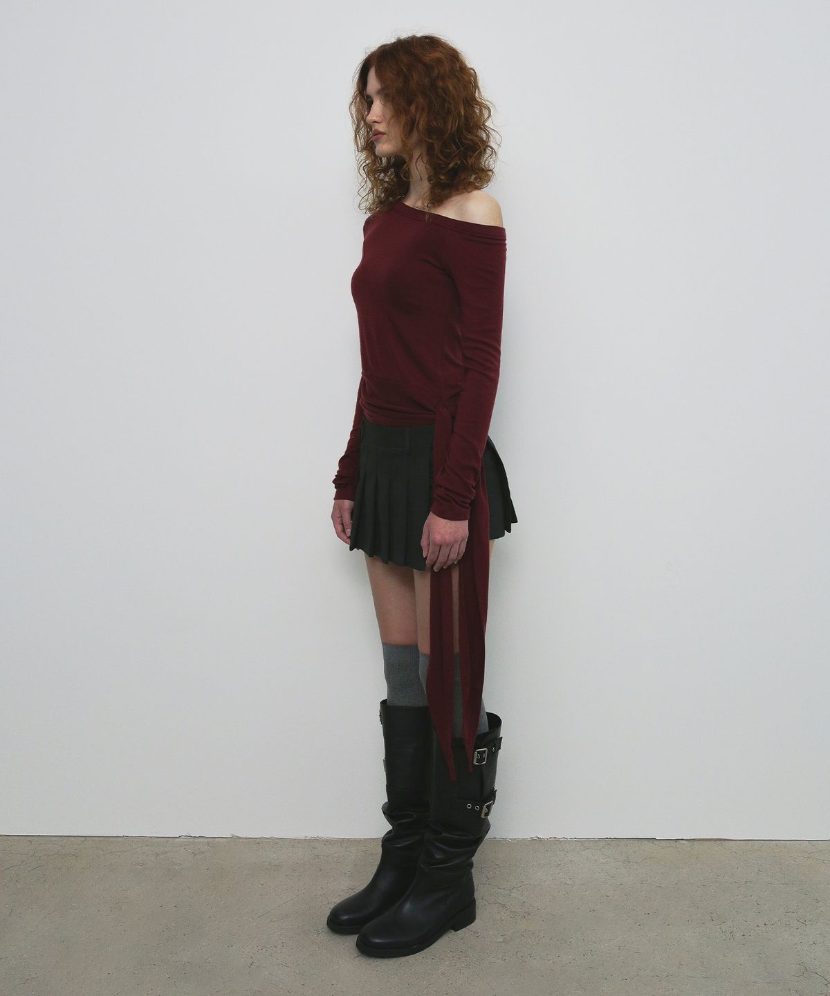 샌드릭(SANDRIC) ONE SHOULDER UNBALANCED STRAP T-SHIRT_WINE