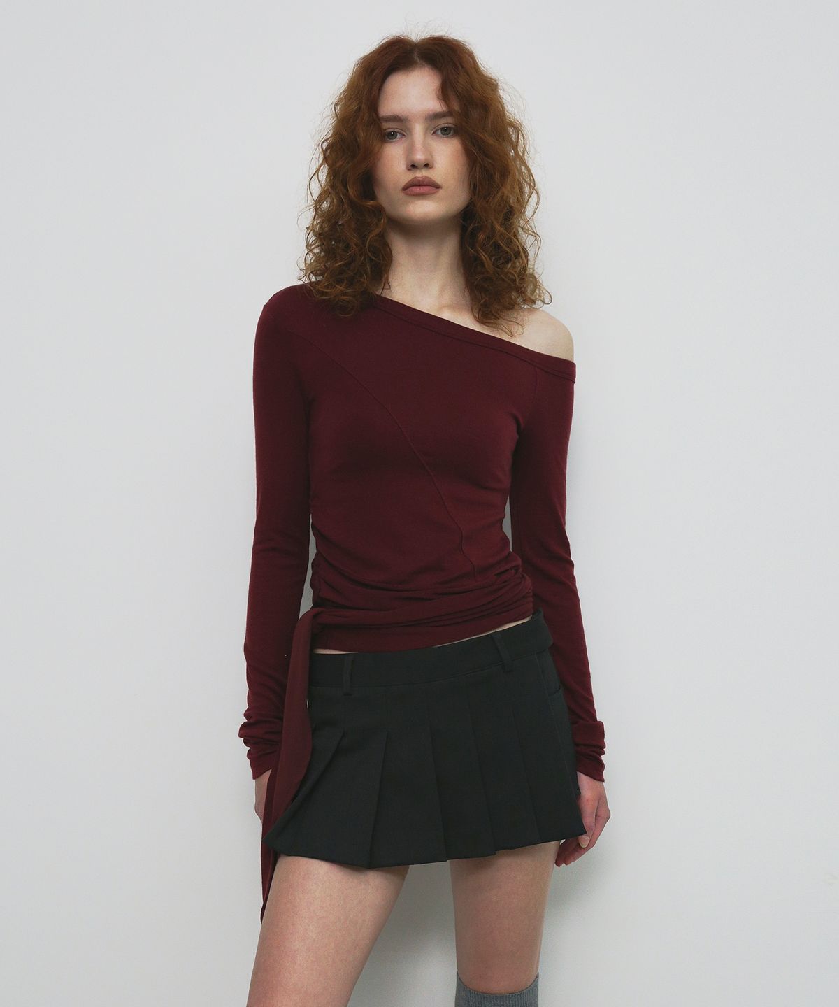 샌드릭(SANDRIC) ONE SHOULDER UNBALANCED STRAP T-SHIRT_WINE