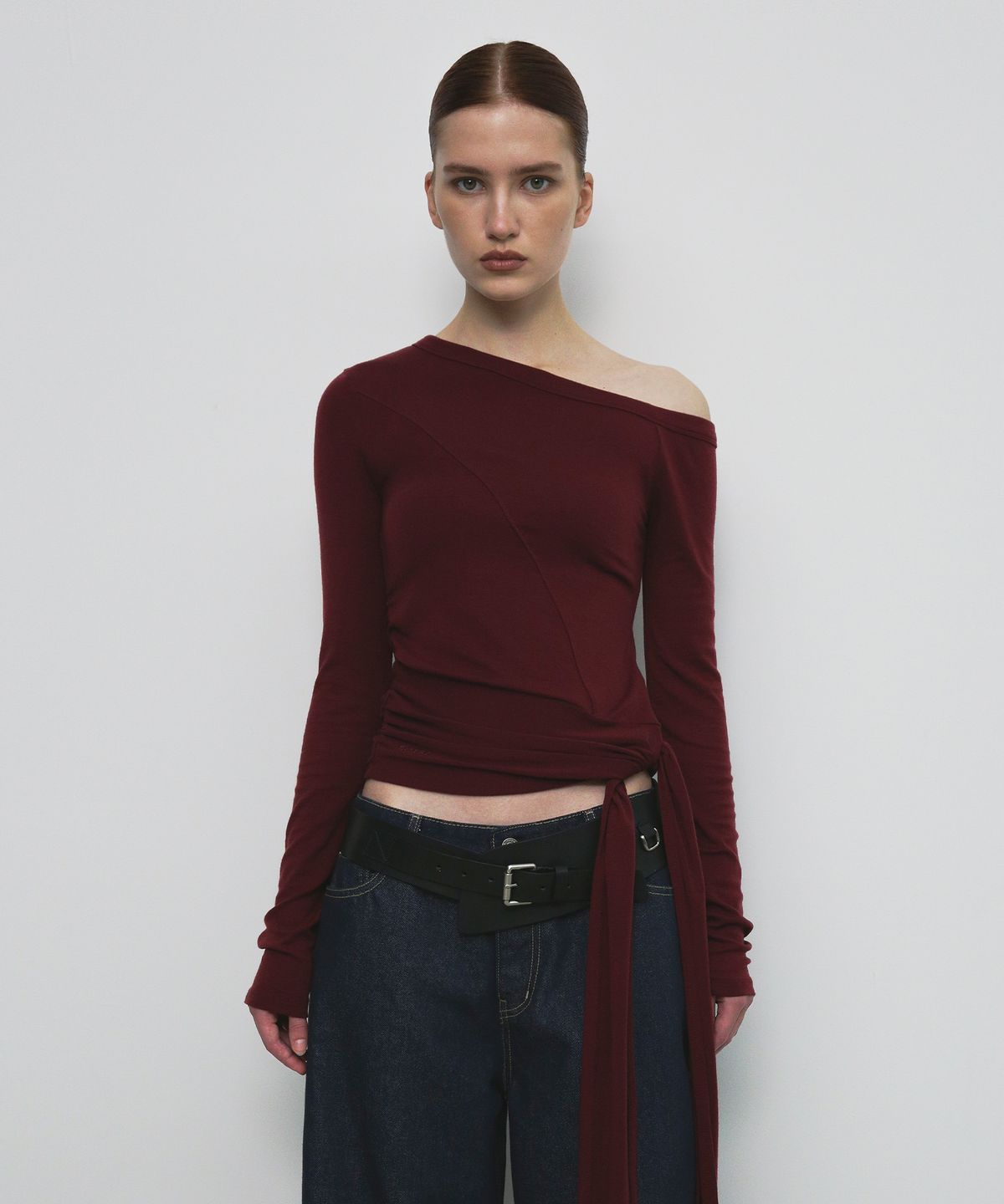 샌드릭(SANDRIC) ONE SHOULDER UNBALANCED STRAP T-SHIRT_WINE