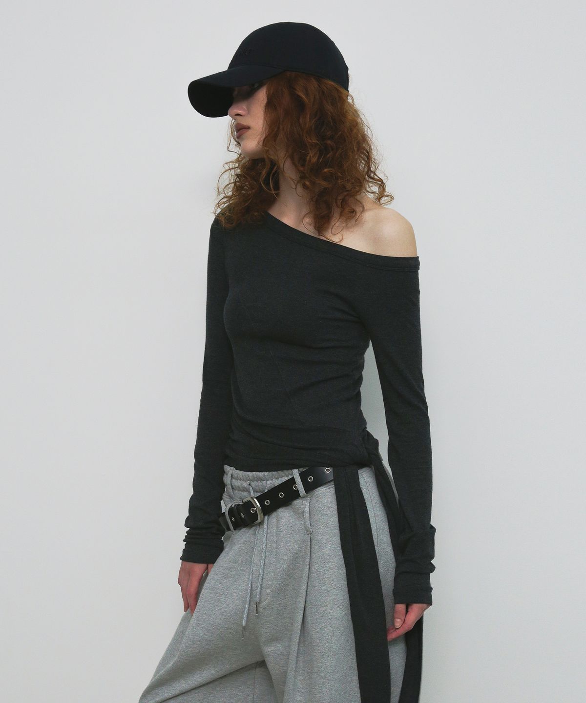 샌드릭(SANDRIC) ONE SHOULDER UNBALANCED STRAP T-SHIRT_CHARCOAL