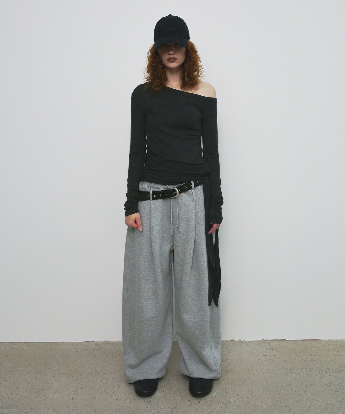 샌드릭(SANDRIC) ONE SHOULDER UNBALANCED STRAP T-SHIRT_CHARCOAL