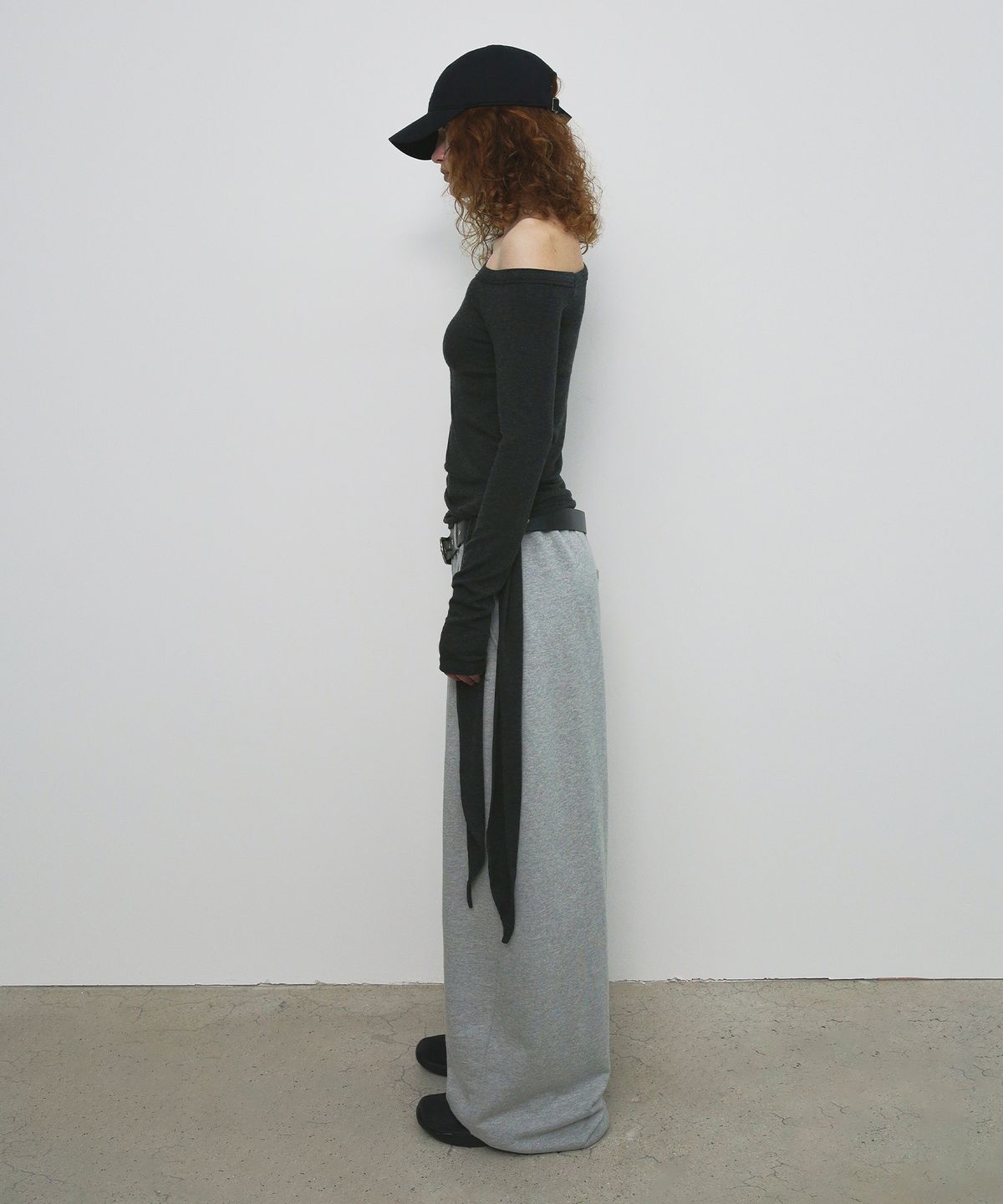 샌드릭(SANDRIC) ONE SHOULDER UNBALANCED STRAP T-SHIRT_CHARCOAL
