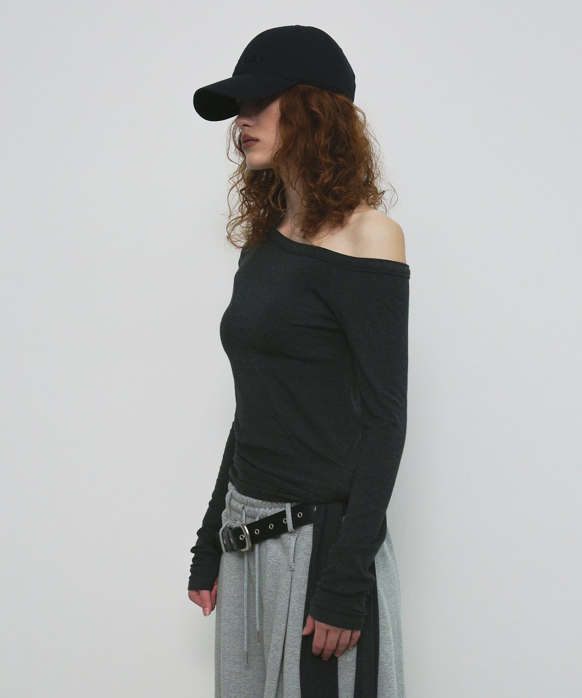 샌드릭(SANDRIC) ONE SHOULDER UNBALANCED STRAP T-SHIRT_CHARCOAL