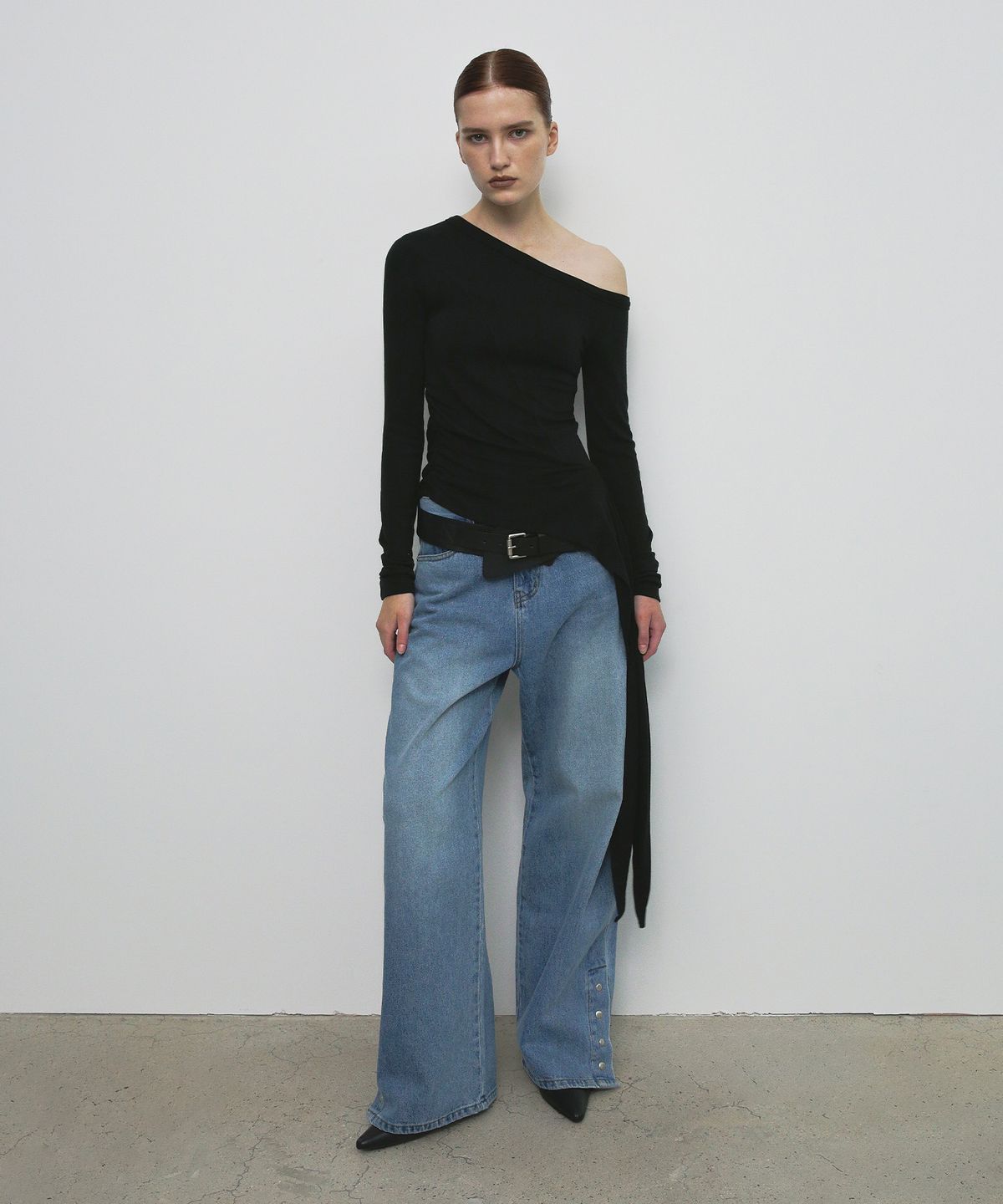 샌드릭(SANDRIC) ONE SHOULDER UNBALANCED STRAP T-SHIRT_BLACK