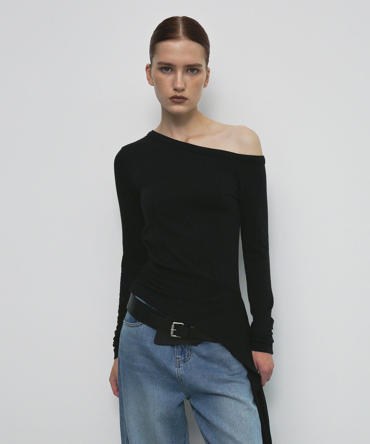 샌드릭(SANDRIC) ONE SHOULDER UNBALANCED STRAP T-SHIRT_BLACK