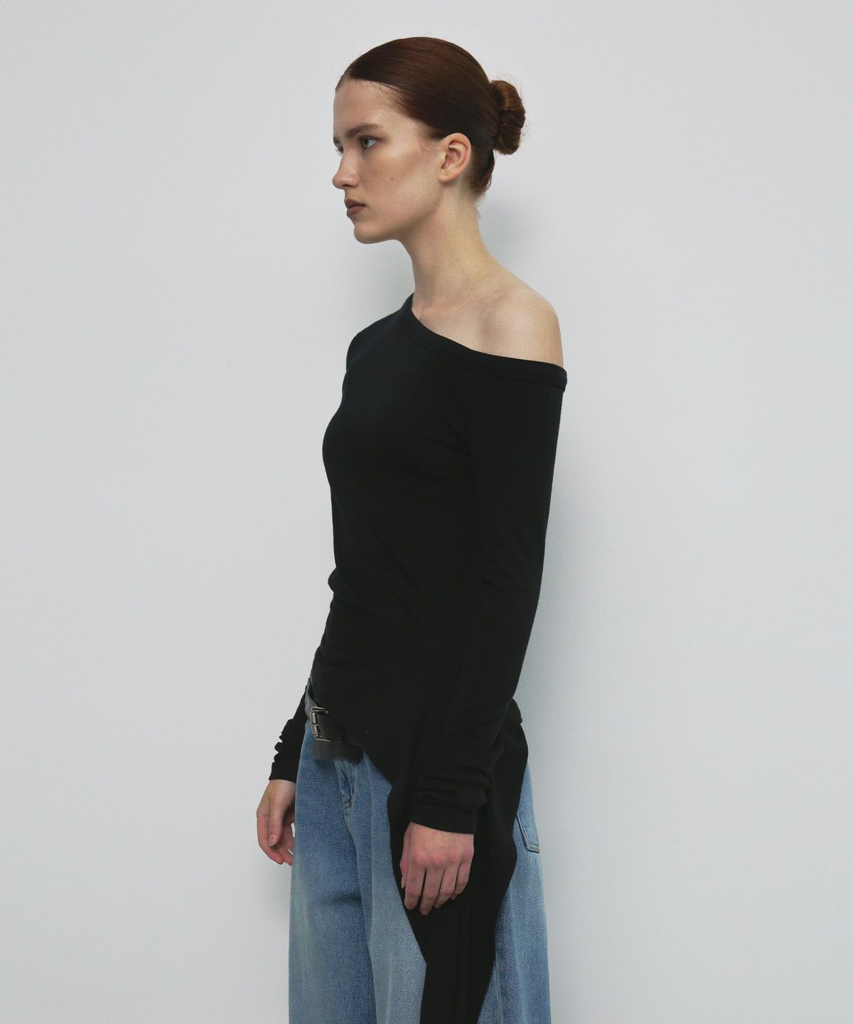 샌드릭(SANDRIC) ONE SHOULDER UNBALANCED STRAP T-SHIRT_BLACK