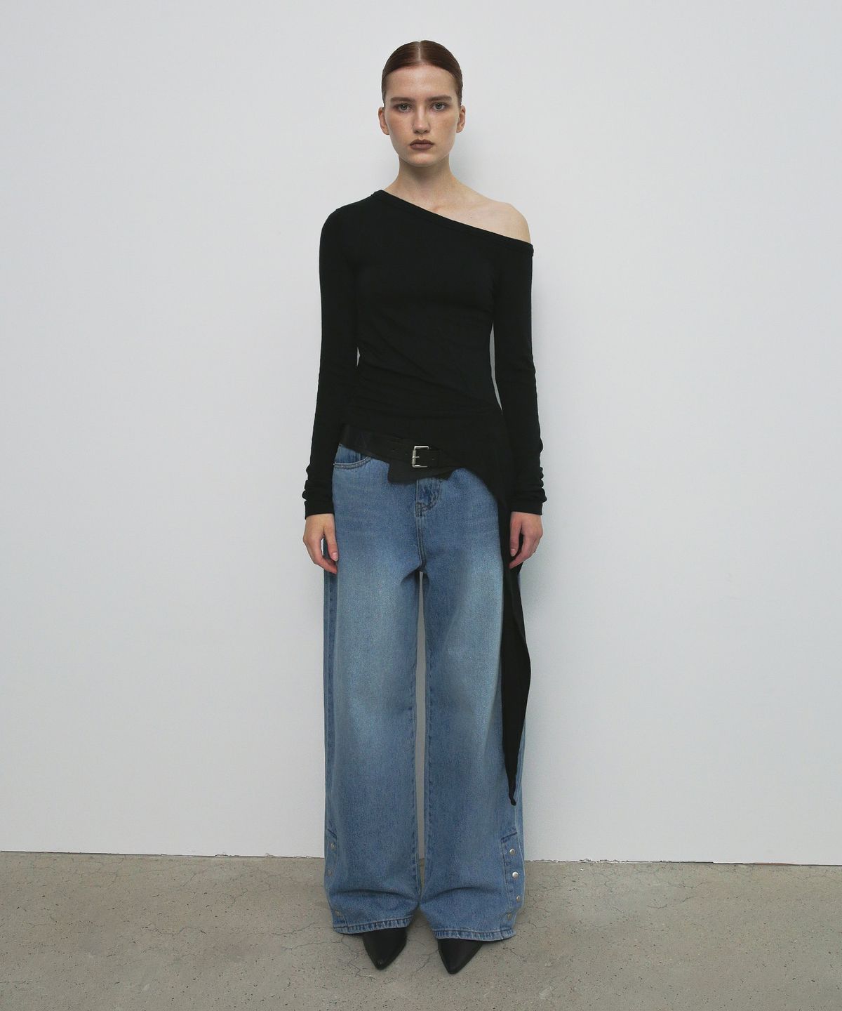 샌드릭(SANDRIC) ONE SHOULDER UNBALANCED STRAP T-SHIRT_BLACK